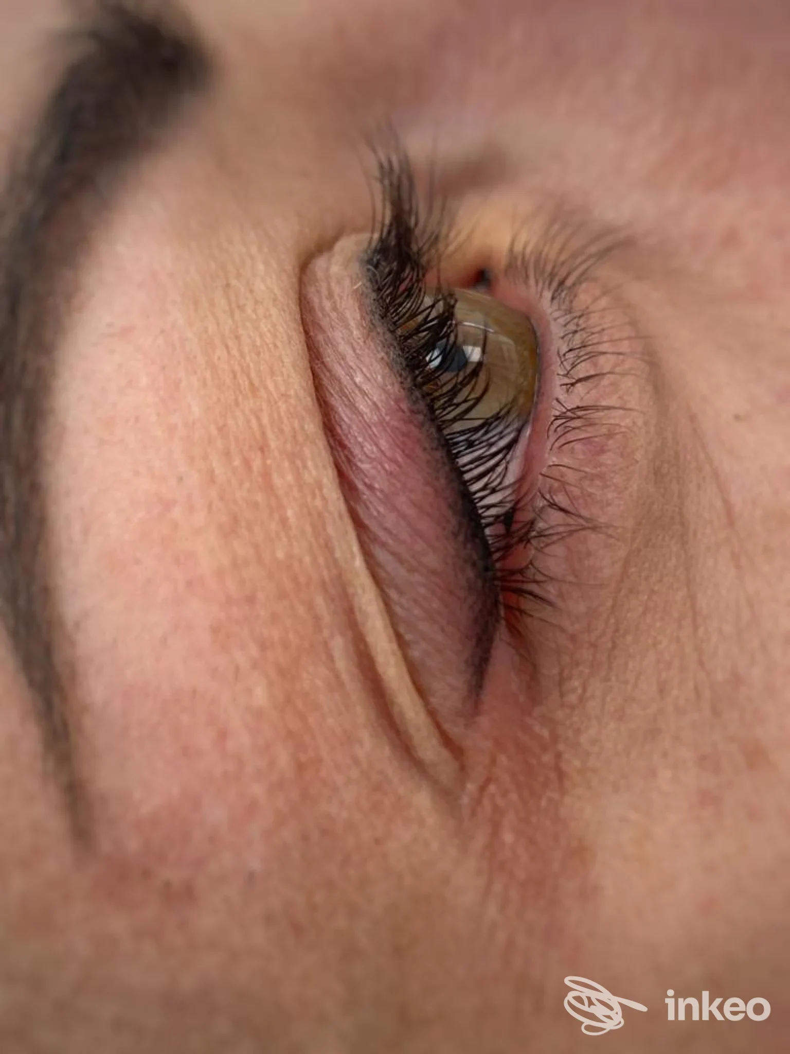 Primo piano di eyeliner permanente eseguito da Libra Aesthetics a Roccasecca su palpebra e linea ciglia.