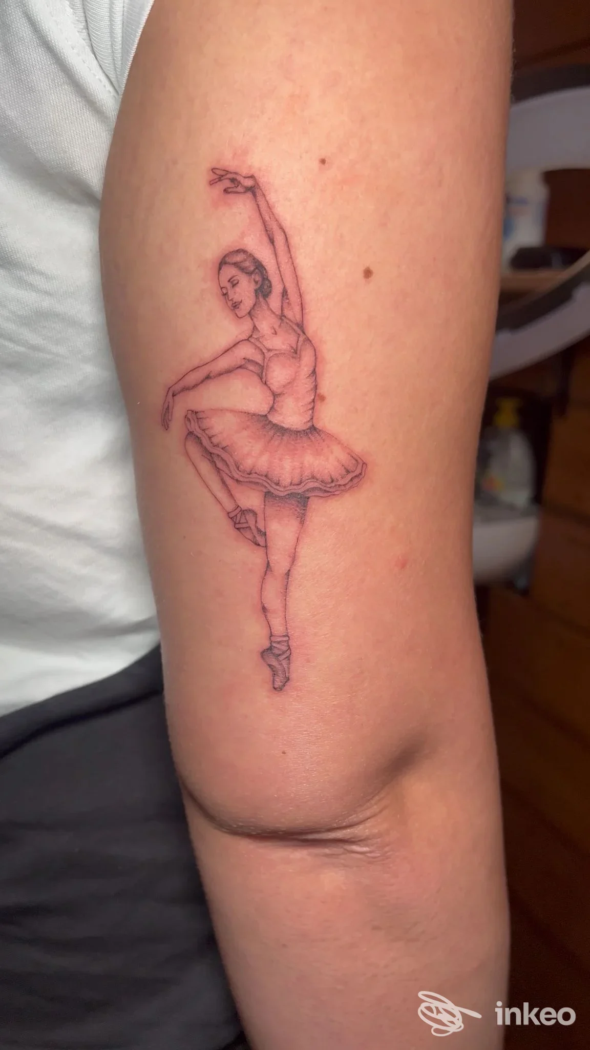 Tatuaggio di una ballerina in punta sul braccio, foto fornita da INK ATELIER Tattoo & Piercing, La Spezia.