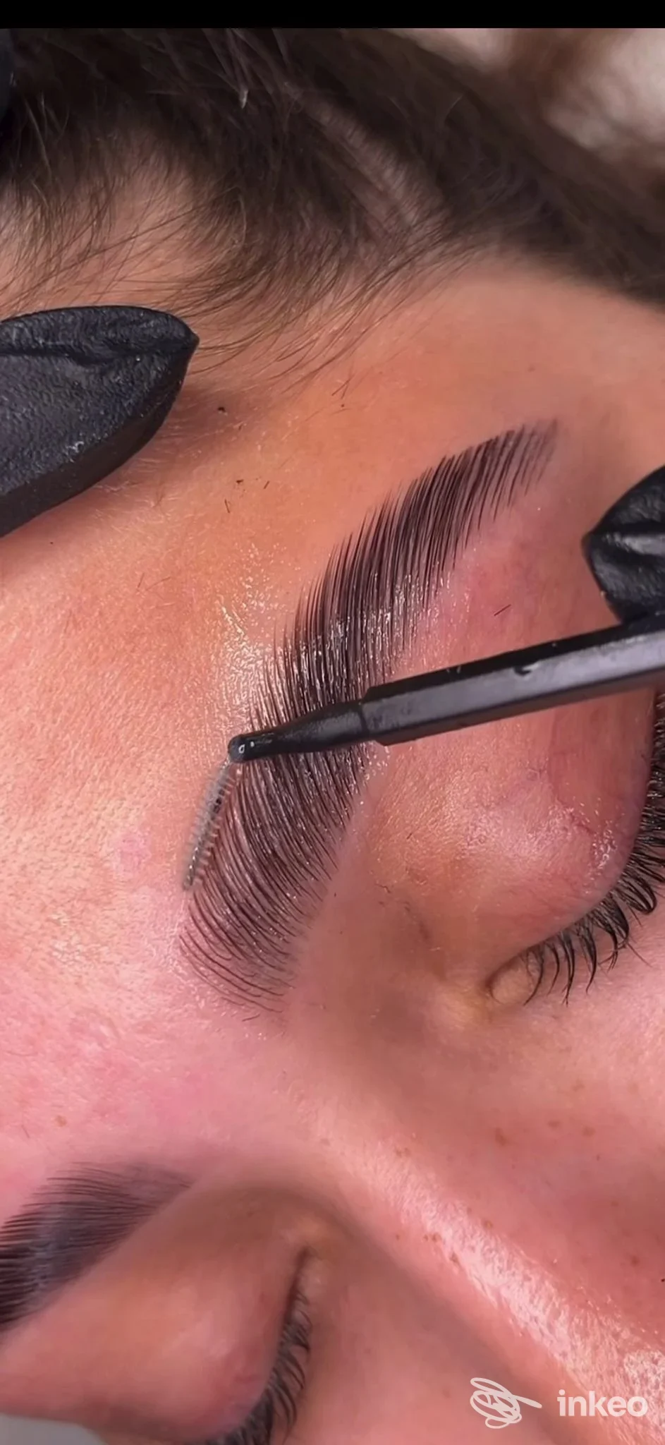 Primo piano di trattamento sopracciglia (hair-stroke) allo Skin Roma Hair & Beauty, Monteverde, con operatore che lavora con guanti neri.