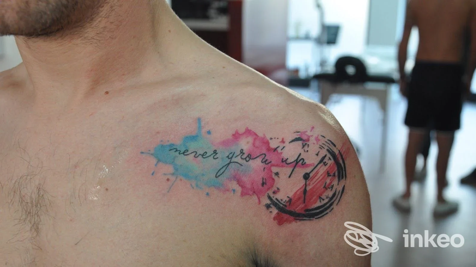 Tatuaggio stile watercolor sulla spalla sinistra e pettorale con la scritta 'never grow up', foto fornita da Academy Tattoo, Rieti.