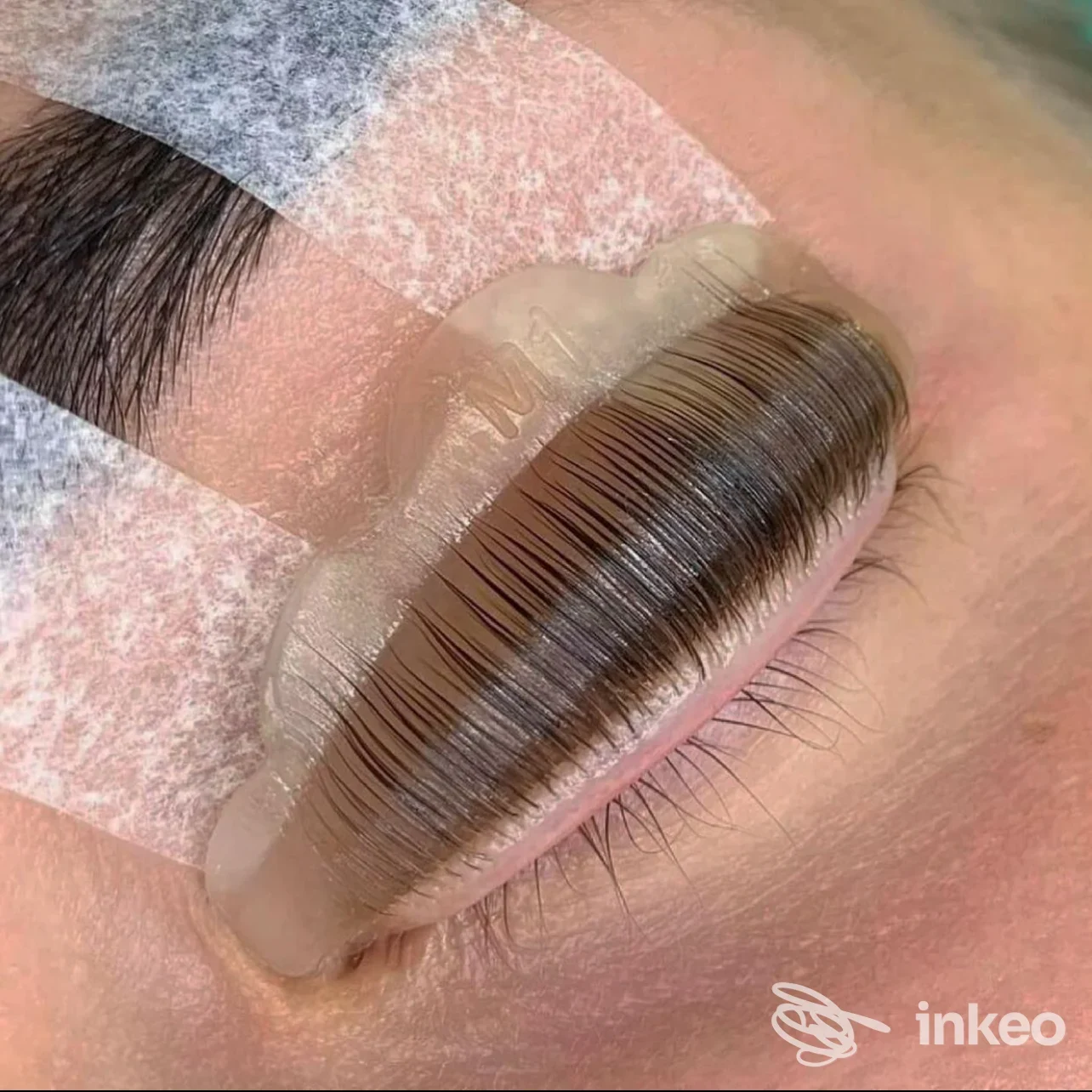Primo piano di sopracciglio con microblading e protezione trasparente, foto fornita da Microblading by Gabriella, Monfalcone.