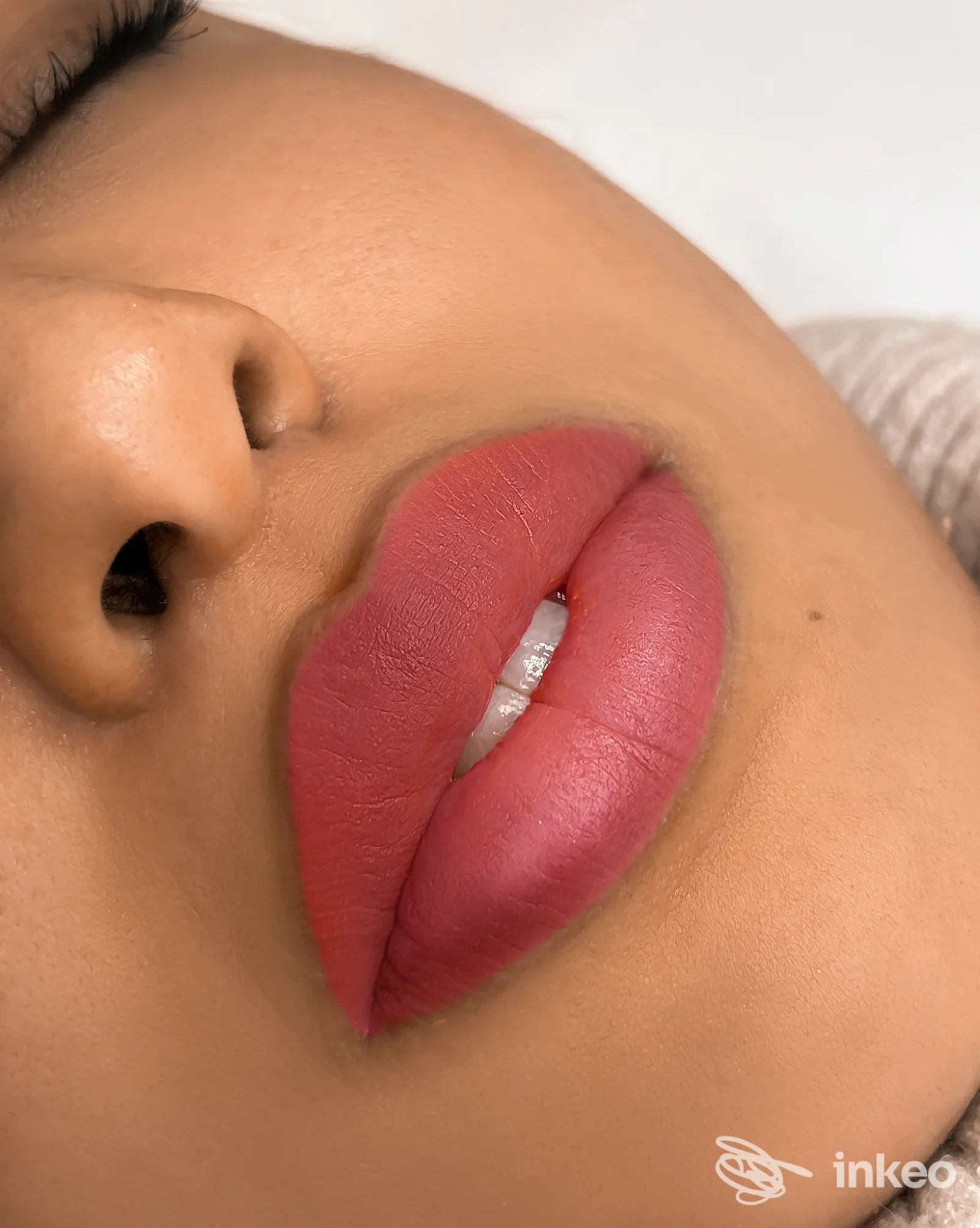 Primo piano di labbra con trucco permanente eseguito da Microblading by Gabriella a Monfalcone.