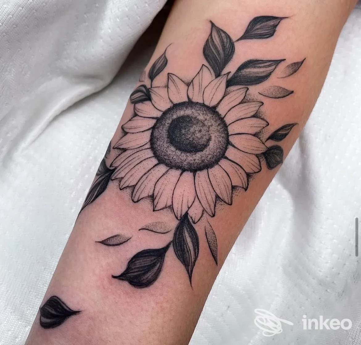 Tatuaggio di girasole in bianco e nero sull'avambraccio, lavoro di Louis Studio, Torino.