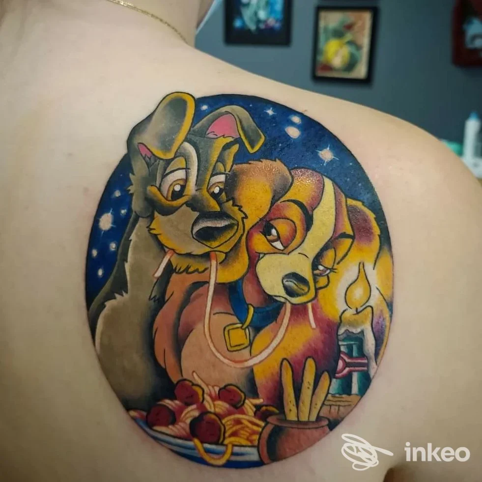 Tatuaggio colorato su spalla/alto dorso raffigurante due cani in stile cartoon, foto fornita da Thunderdome Tattoo&Piercing a Settimo Torinese.