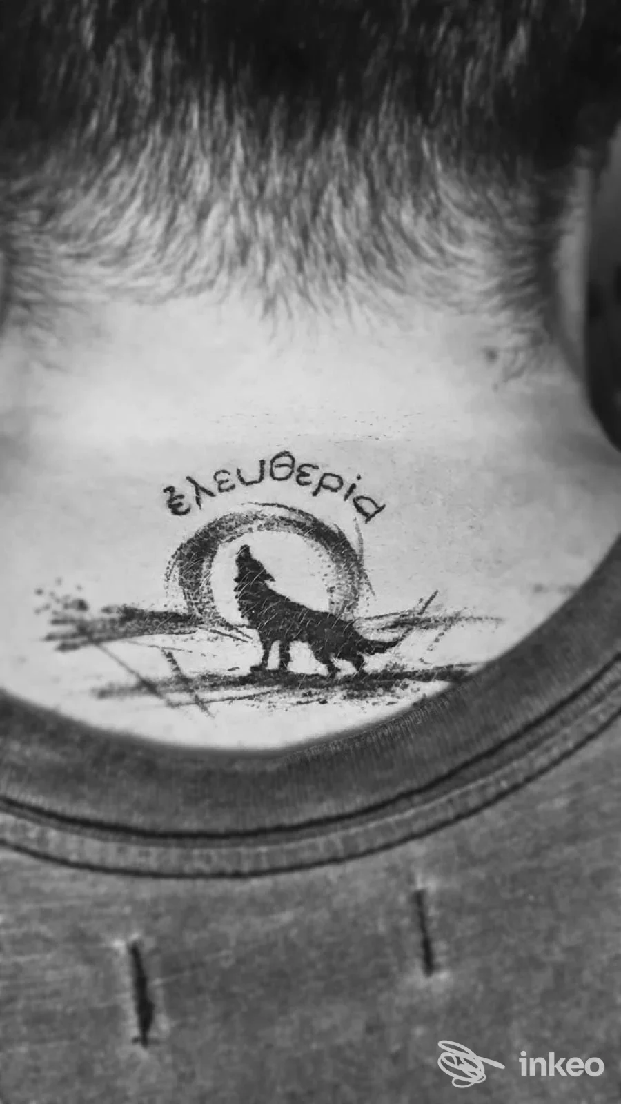Tatuaggio al centro della nuca con silhouette di lupo e scritta, foto fornita da Bellipo ink Luigi Delliponti a Pulsano.