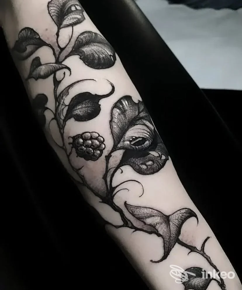 Tatuaggio botanico blackwork su avambraccio, Bohemia Body Art, Galatina.