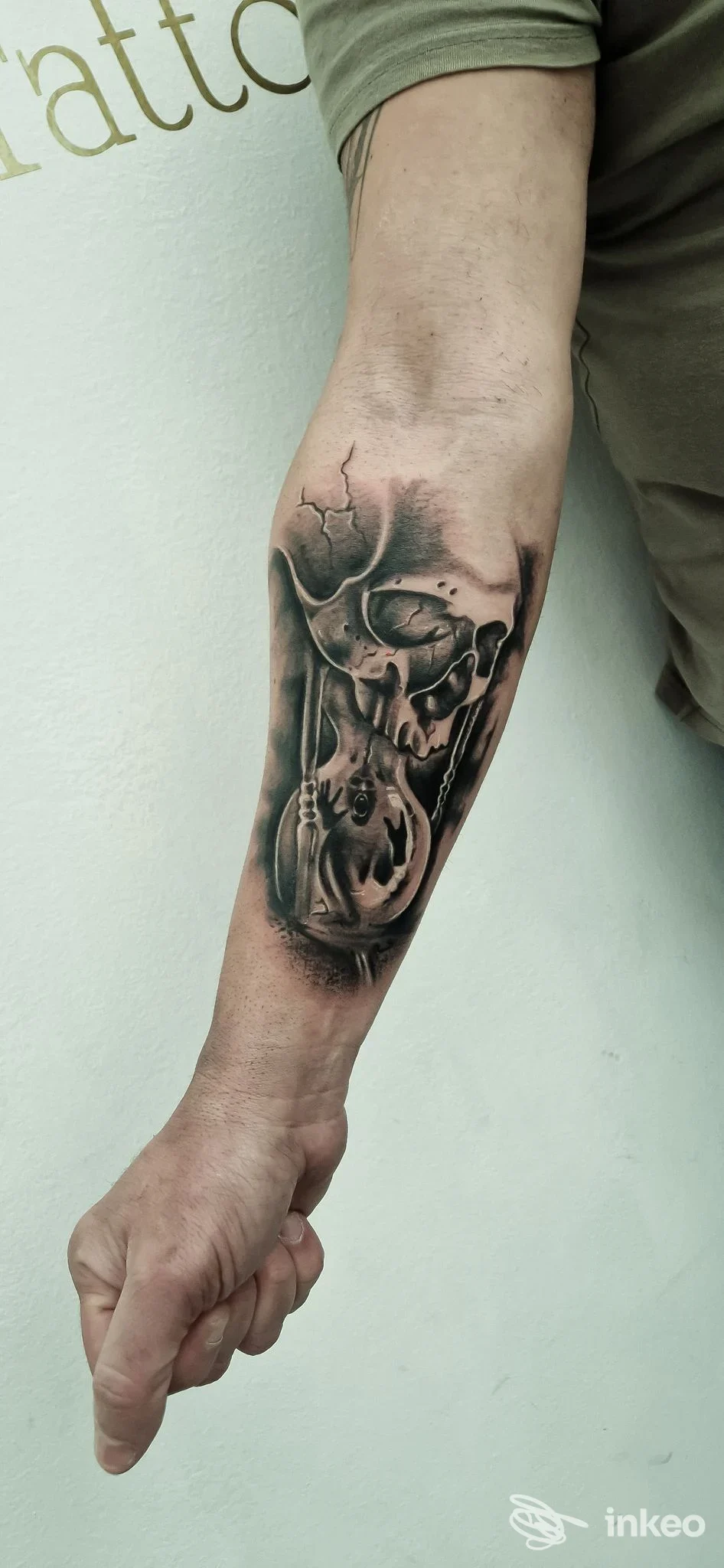 Tatuaggio in bianco e nero su avambraccio con teschio e clessidra, Leo Tattoo Studio Tatuaggi E Piercing, Borgaro Torinese.
