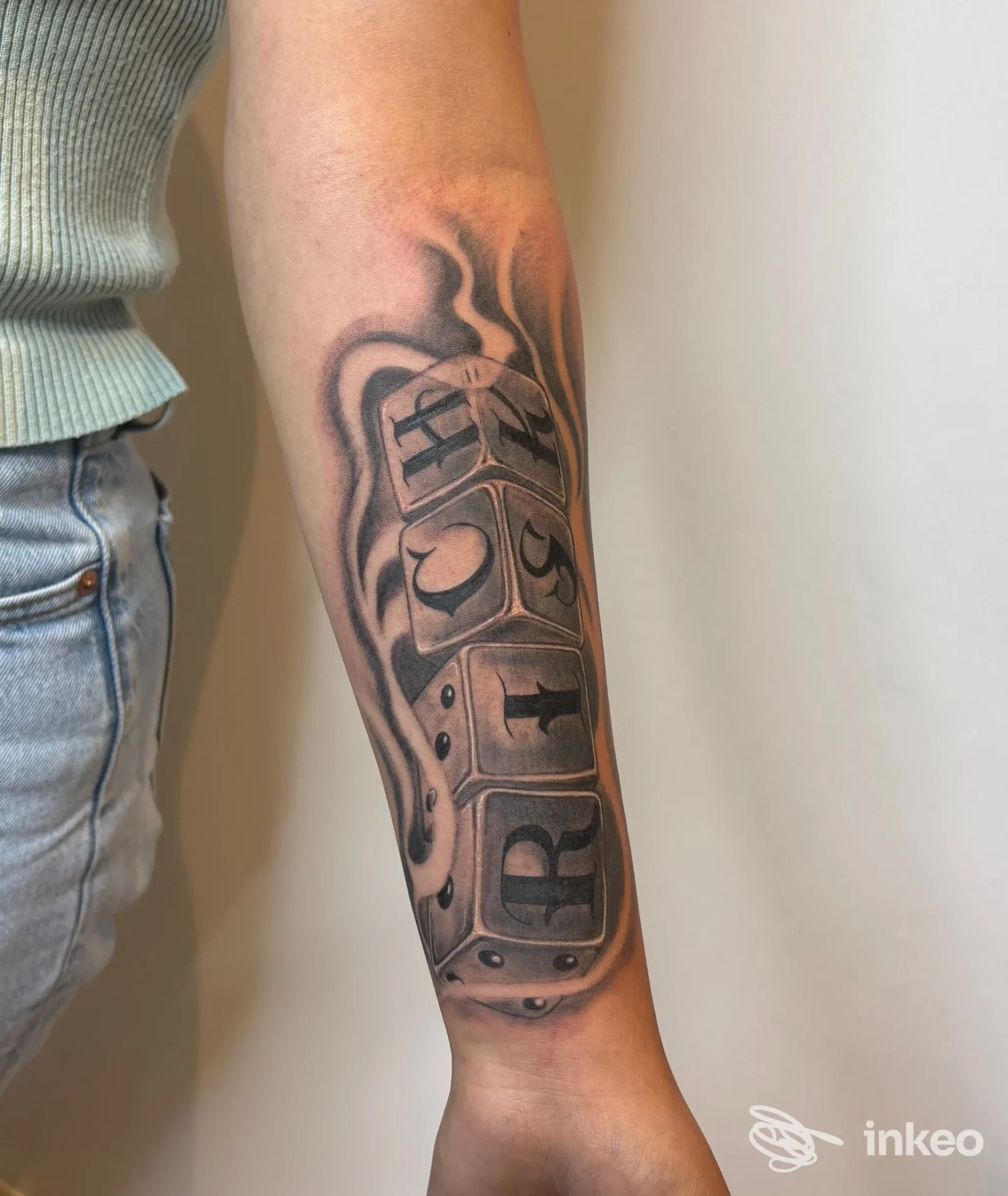 Tatuaggio black & grey a blocchi su avambraccio, foto fornita da Leo Tattoo Studio Tatuaggi E Piercing, Borgaro Torinese.