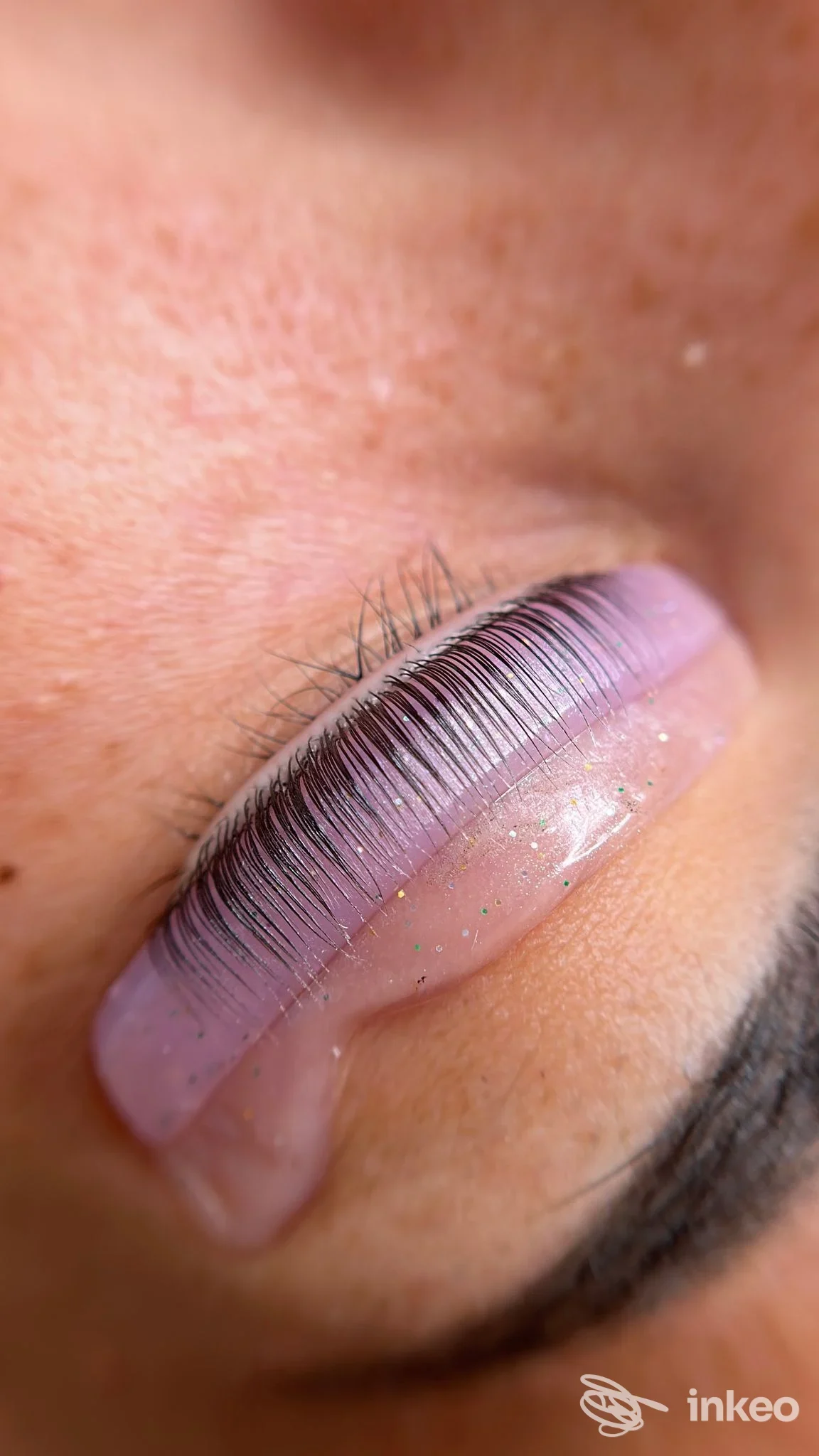 Primo piano di palpebra con ciglia trattate e cuscinetto protettivo rosa, servizio eseguito da Desy Beauty Room a Civitanova Marche.