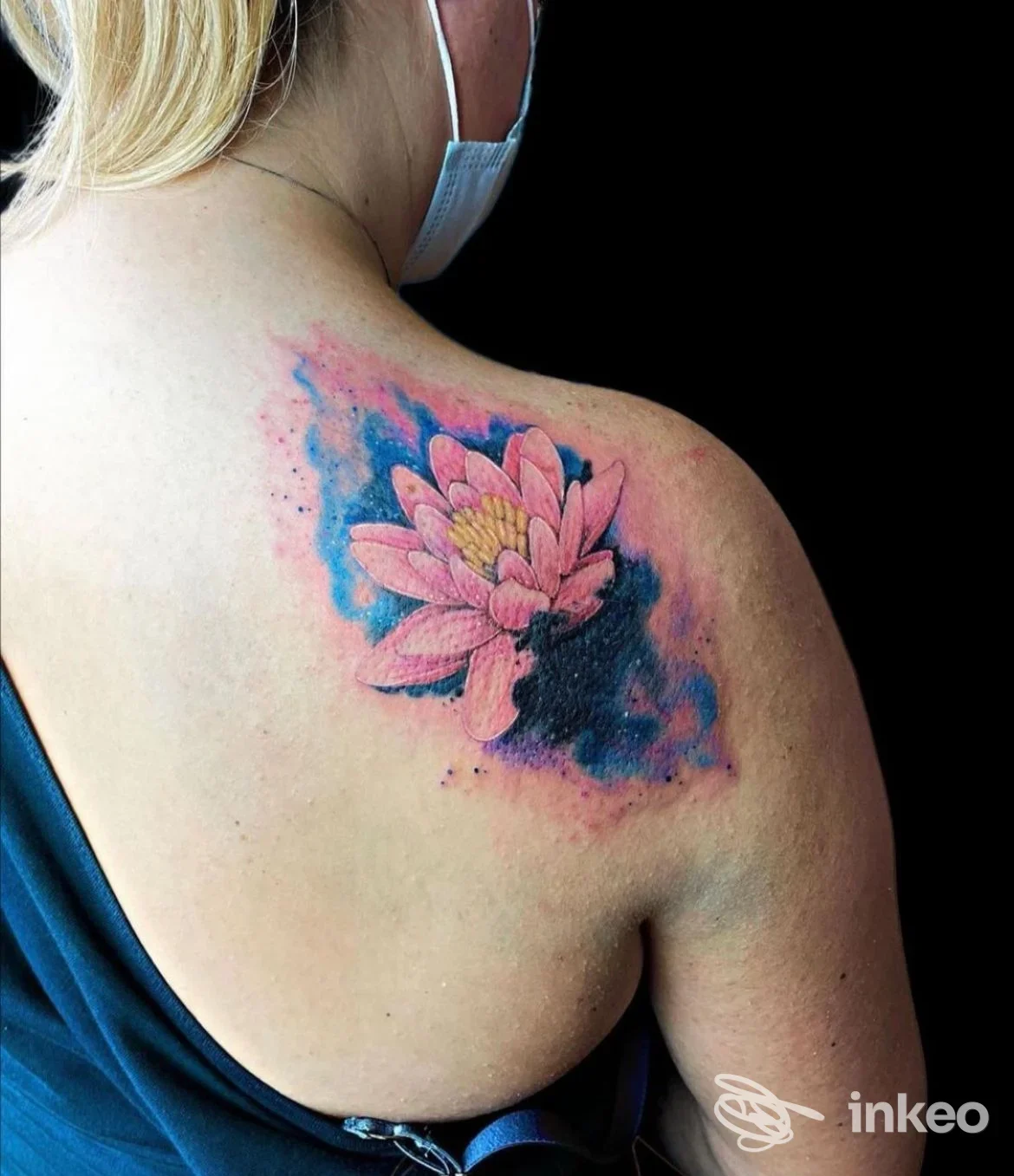 Tatuaggio floreale acquerellato sulla scapola destra, foto dello studio CreativeInk a Caluso.