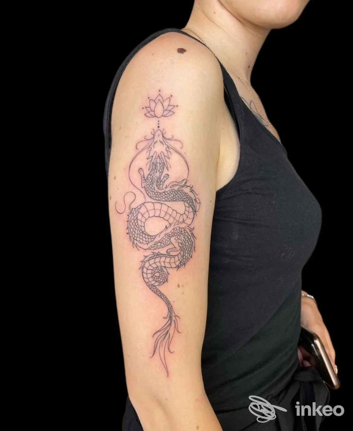 Tatuaggio a linee di un serpente sul braccio superiore, foto fornita da CreativeInk, Caluso.