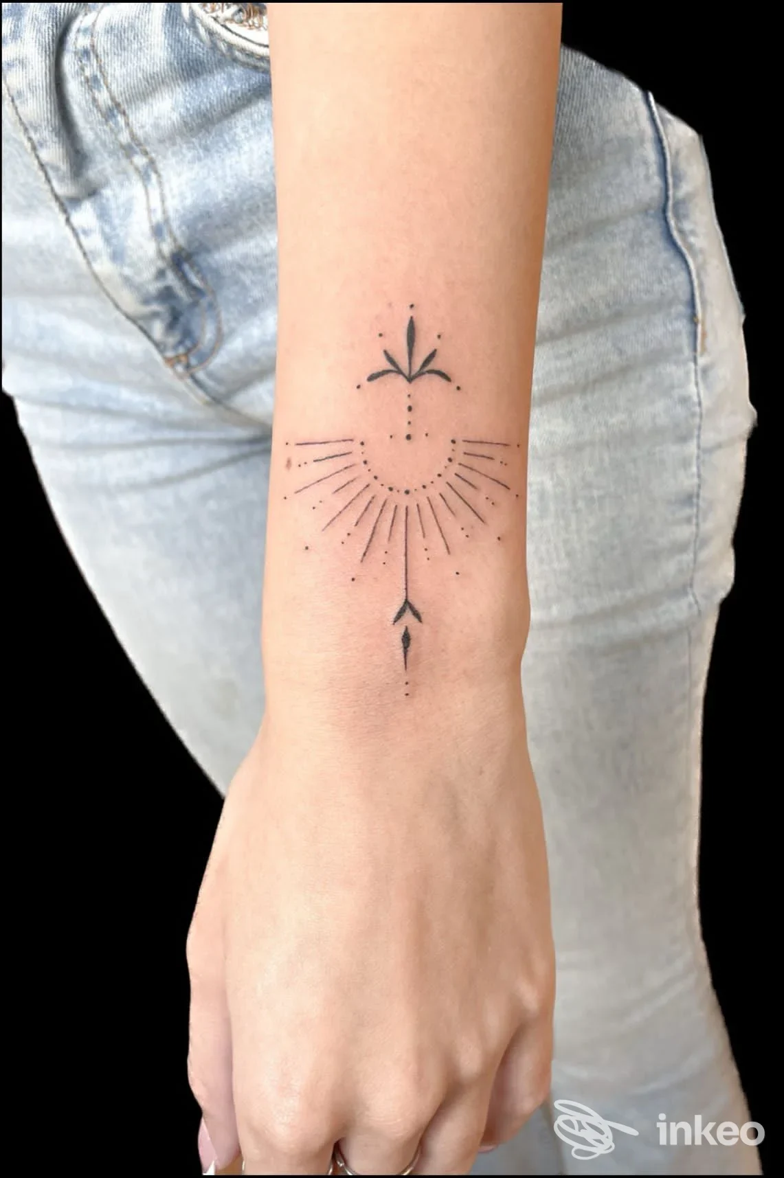 Tatuaggio minimal a linee e puntini sul polso, CreativeInk, Caluso.