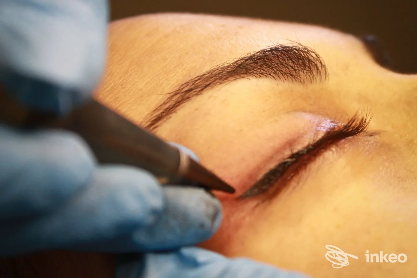 Applicazione di micropigmentazione eyeliner su palpebra chiusa al Centro Estetico Miccoli - Armonia e Bellezza, Surbo.