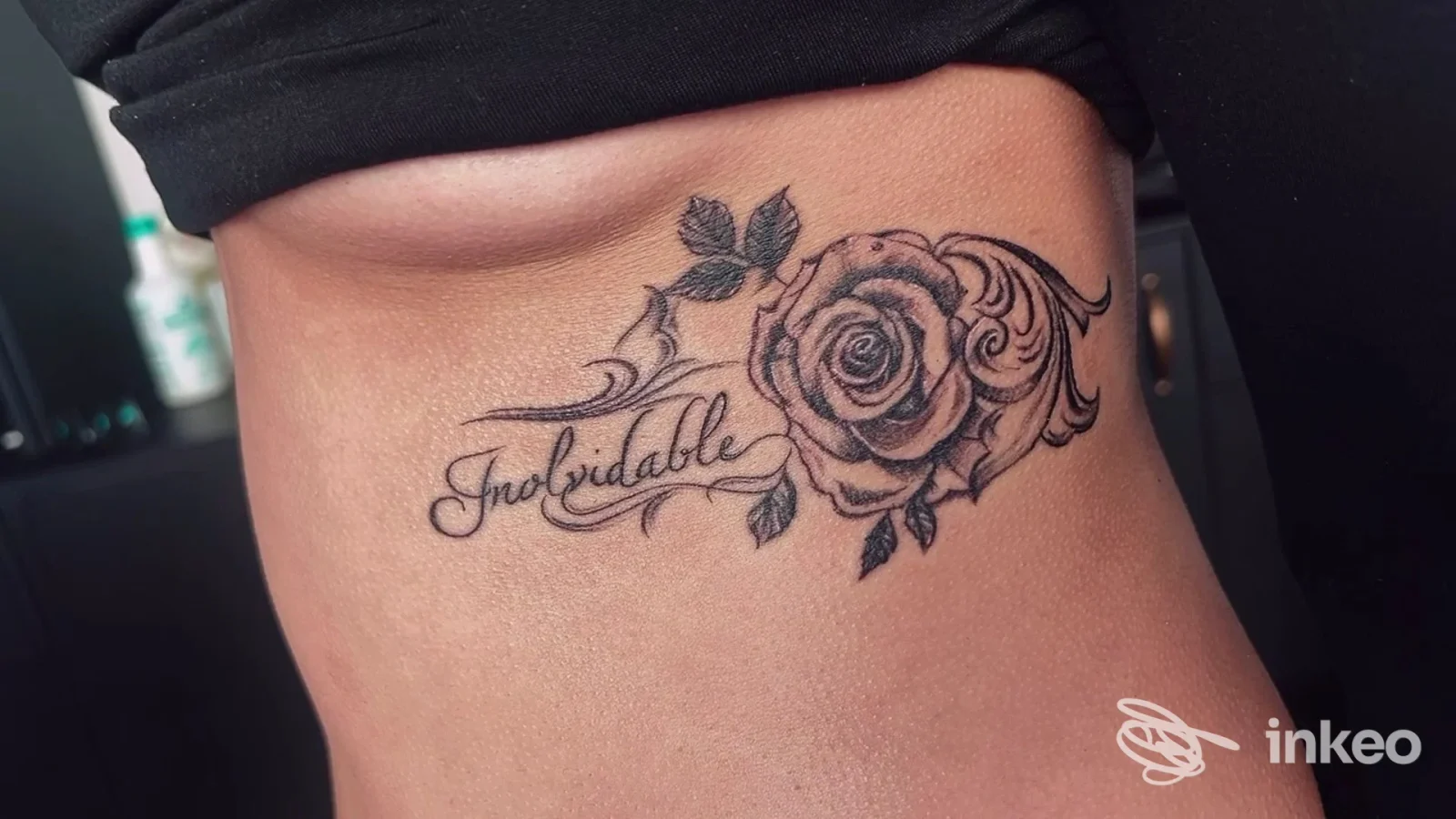 Tatuaggio a inchiostro nero di una rosa ornamentale sul fianco, dettaglio fotografico realizzato da CHLOE' TATTOO ESTETICA a Jesi.