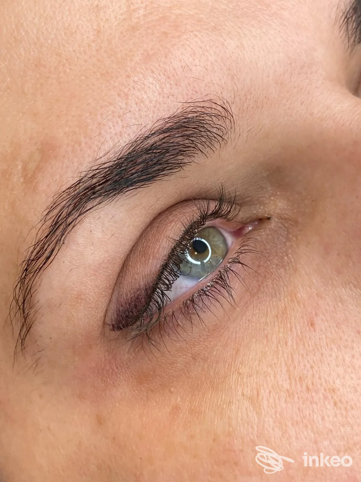 Primo piano di eyeliner permanente sulla palpebra superiore, realizzato presso L'inarceux - Microblading di Martina Lumetta, Torino.