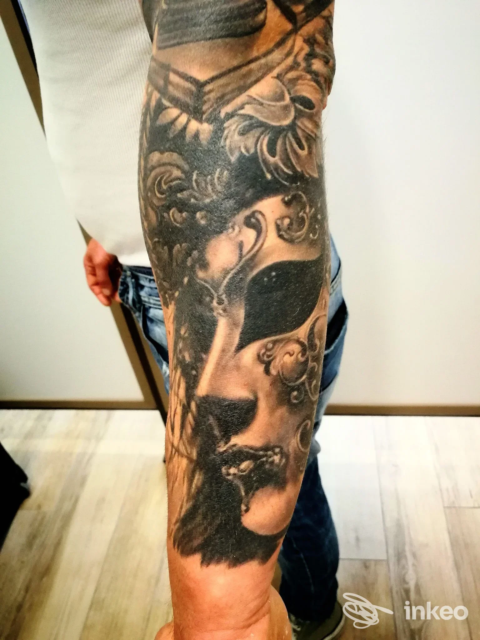Avambraccio con manica tatuata in nero/grigio eseguita da Tattoo Experience, Ancona.
