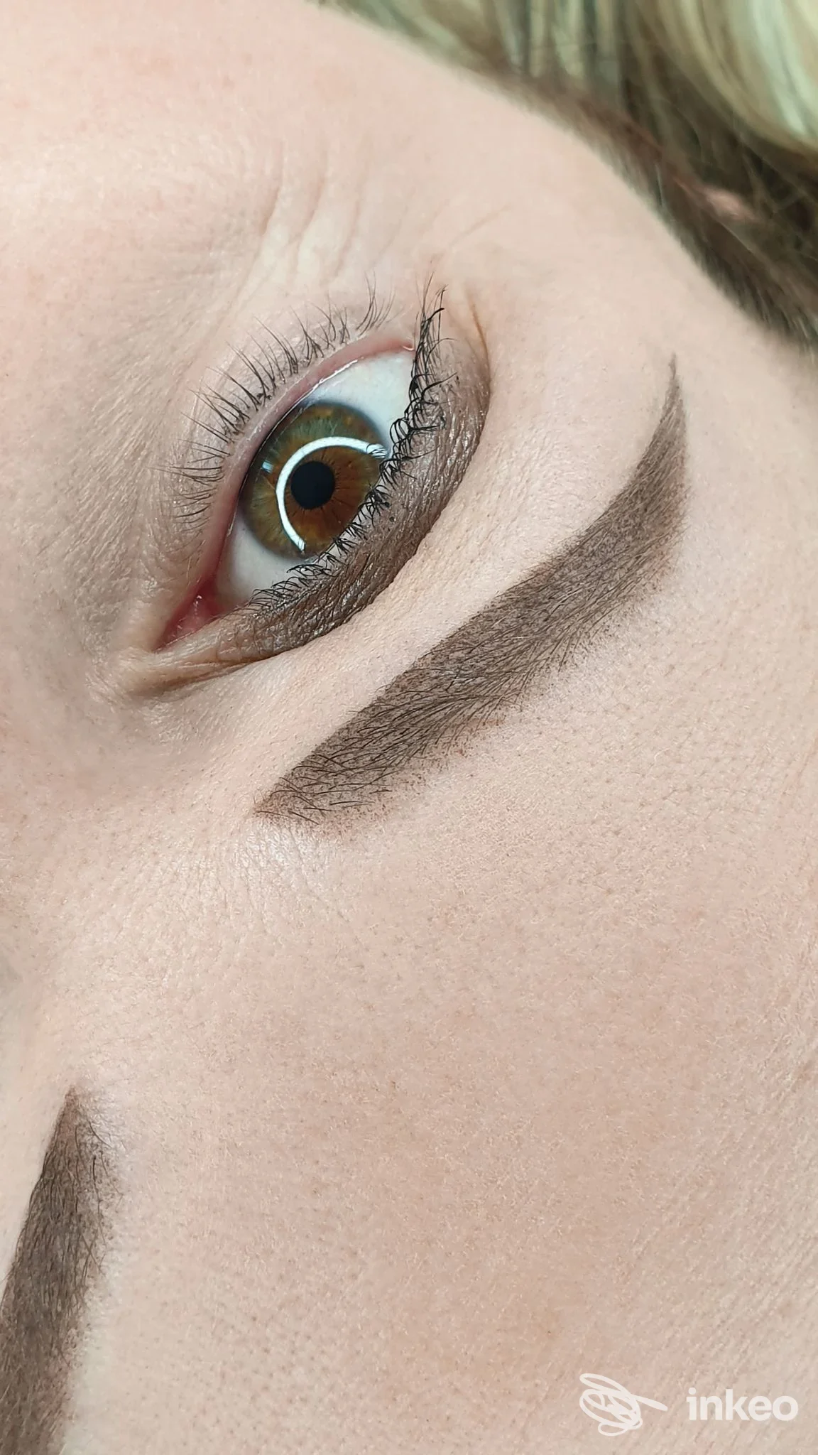 Primo piano di trucco permanente: sopracciglio e eyeliner realizzati presso Vanessa Maffucci Accademia di Trucco Permanente, San Giovanni in Marignano.
