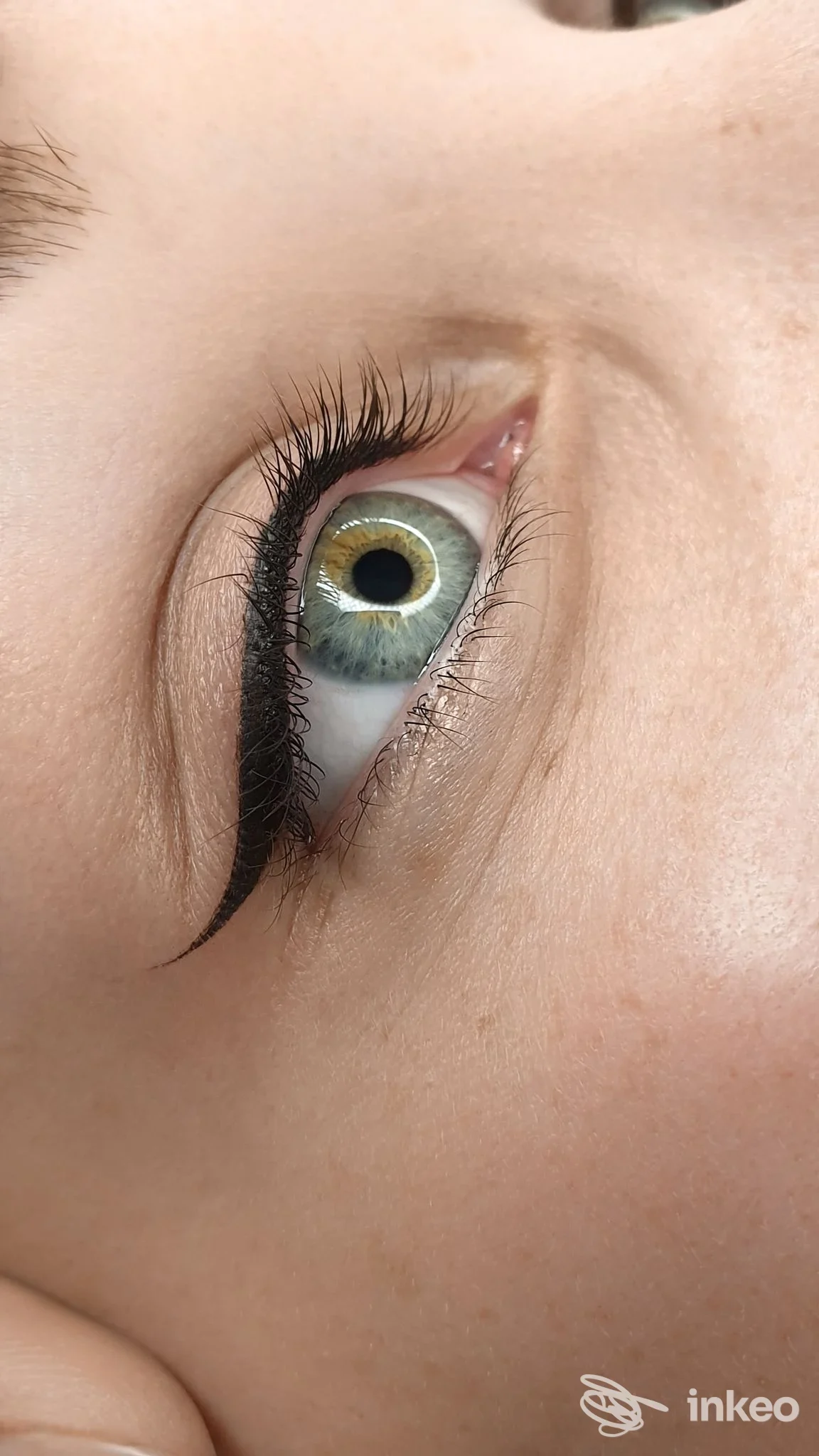 Primo piano di trucco permanente eyeliner eseguito da Vanessa Maffucci Accademia di Trucco Permanente, San Giovanni in Marignano.