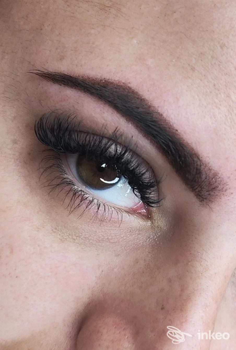 Primo piano di occhio con extension e sopracciglio dermopigmentato, immagine dallo Studio di Estetica Avanzata BELLE SI DIVENTA a Triggiano.