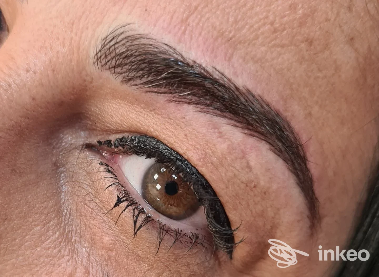 Primo piano di sopracciglio tatuato e eye-liner permanente, foto per Studio di Estetica Avanzata BELLE SI DIVENTA, Triggiano.