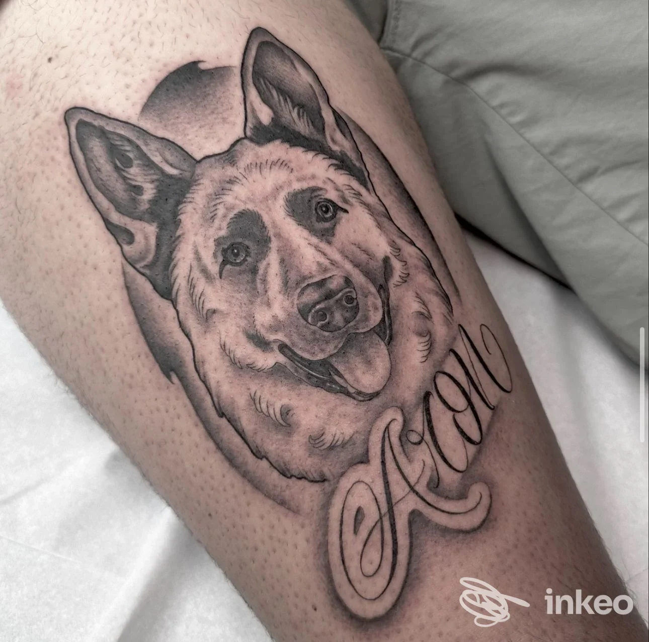 Tatuaggio realistico in nero e grigio di un cane con scritta su coscia, opera condivisa da Inked Society - Tattoo & Piercing Studio, Melendugno.