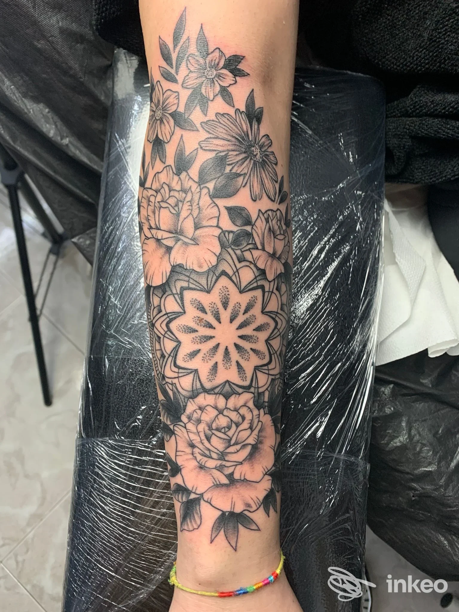 Tatuaggio floreale con mandala su avambraccio, foto di lavoro presso Inked Society - Tattoo & Piercing Studio a Melendugno.