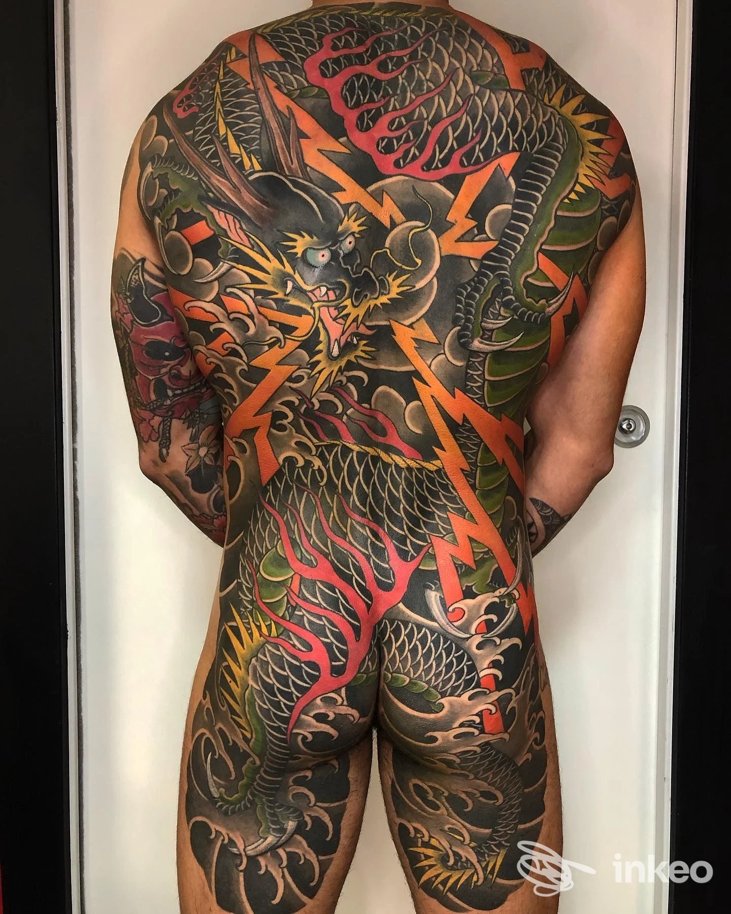 Grande tatuaggio a drago che copre schiena, fianchi e glutei, foto fornita da inkiostro mancino, Camerata Picena.