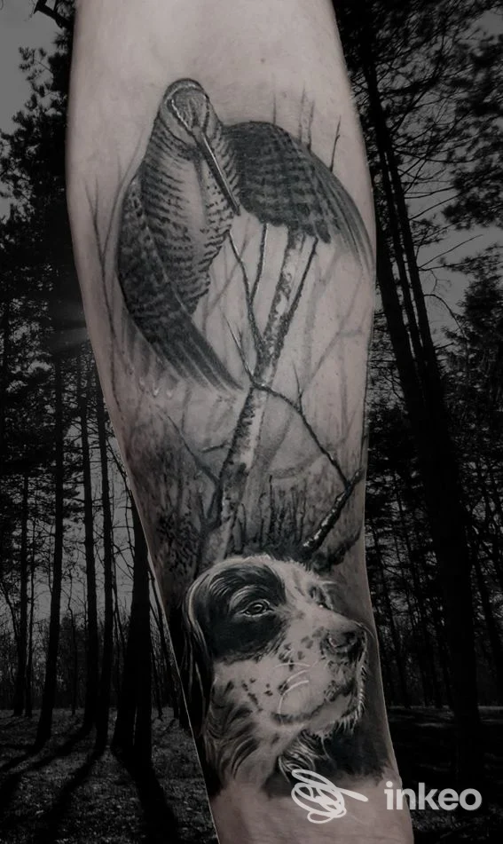 Avambraccio tatuato con cane e uccello in stile realismo nero-grigio, Orlando Tattoo e Piercing Studio, Taurisano.