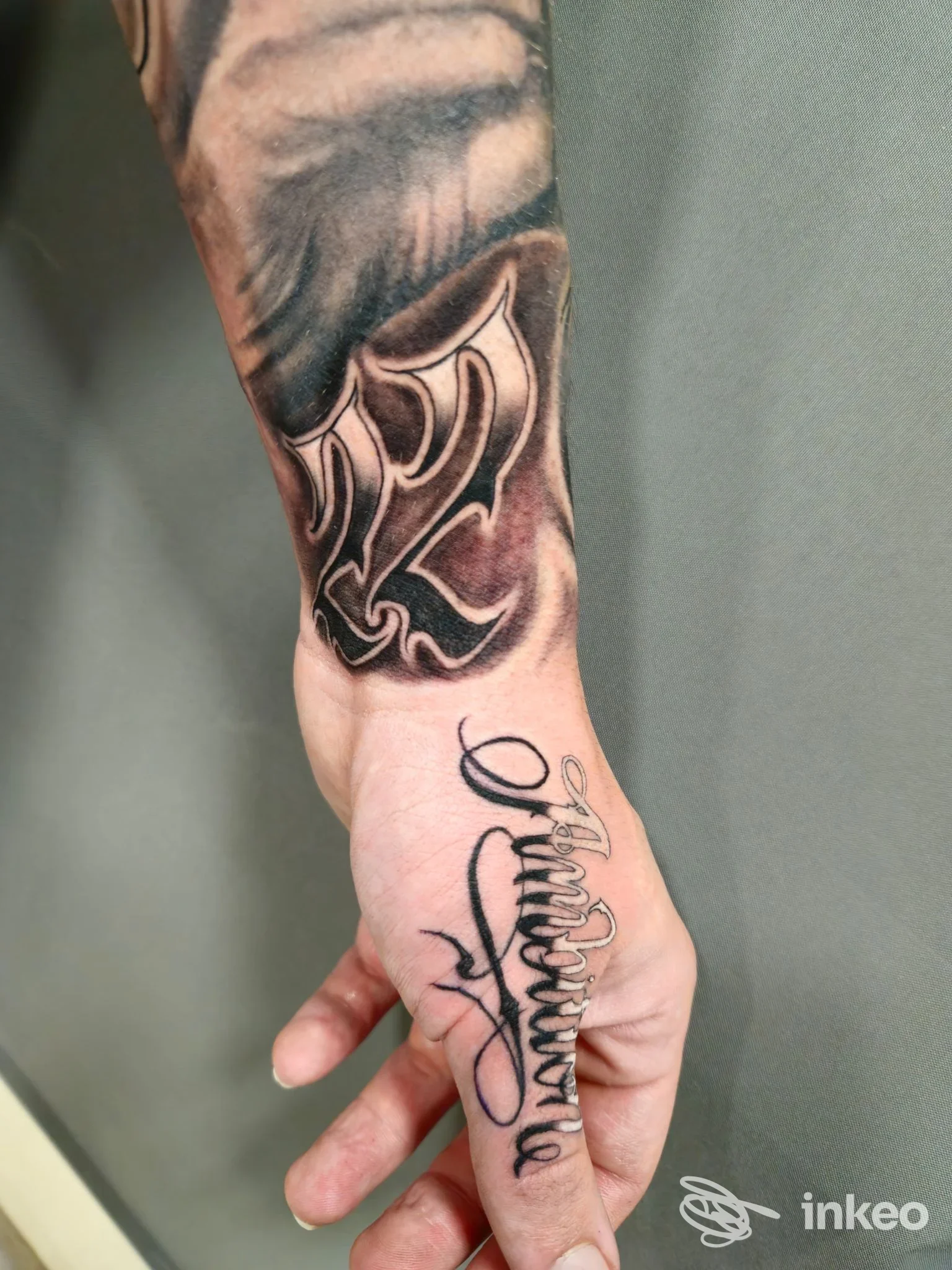 Tatuaggi su mano e avambraccio fotografati per Orlando Tattoo e Piercing Studio, Taurisano.