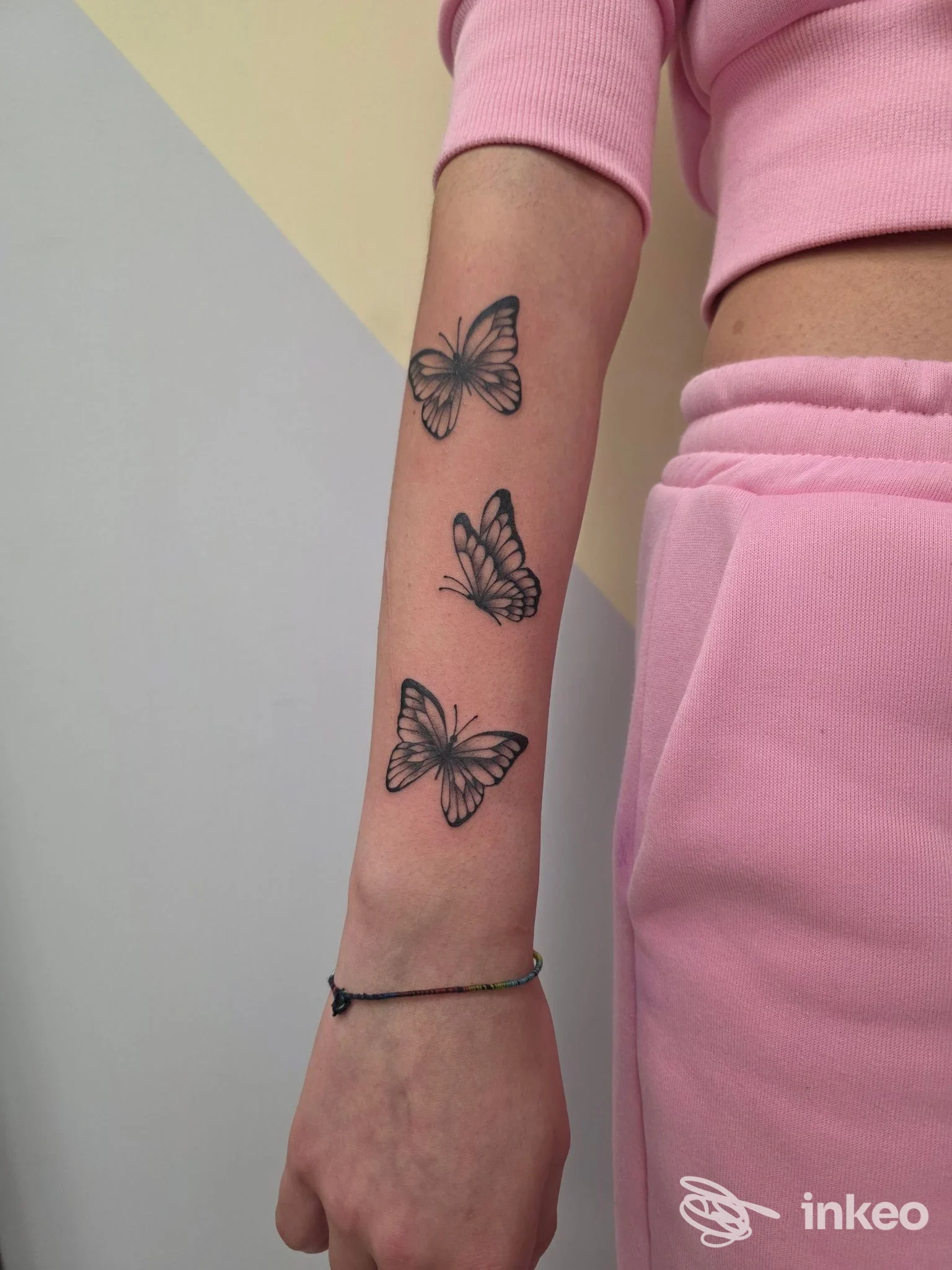Avambraccio con tre tatuaggi di farfalle in nero, foto fornita da Lubens Art, Campobasso.
