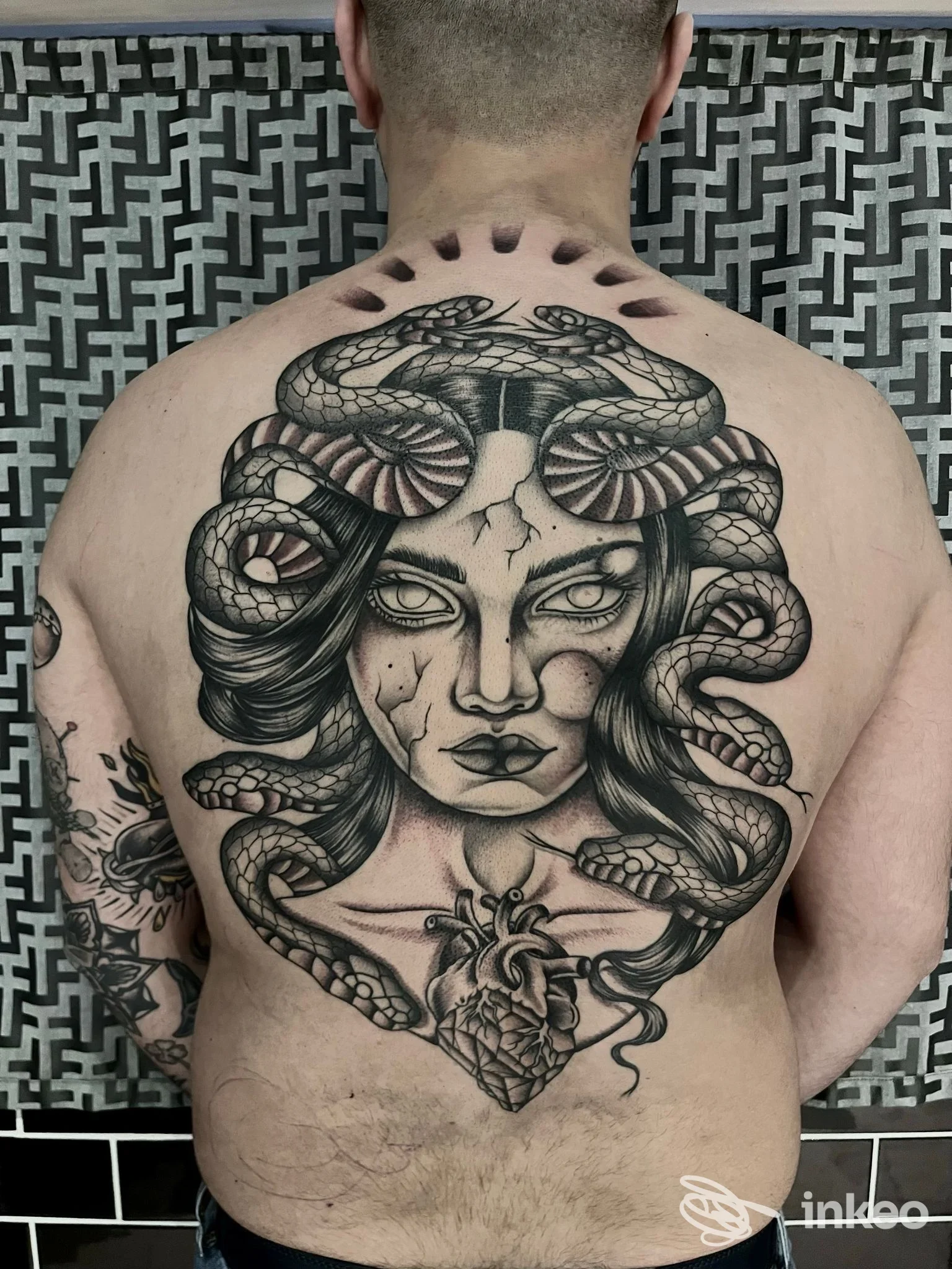 Ampio tatuaggio sulla schiena raffigurante una Medusa con cuore anatomico, realizzato da Angela Smisek a Termoli.