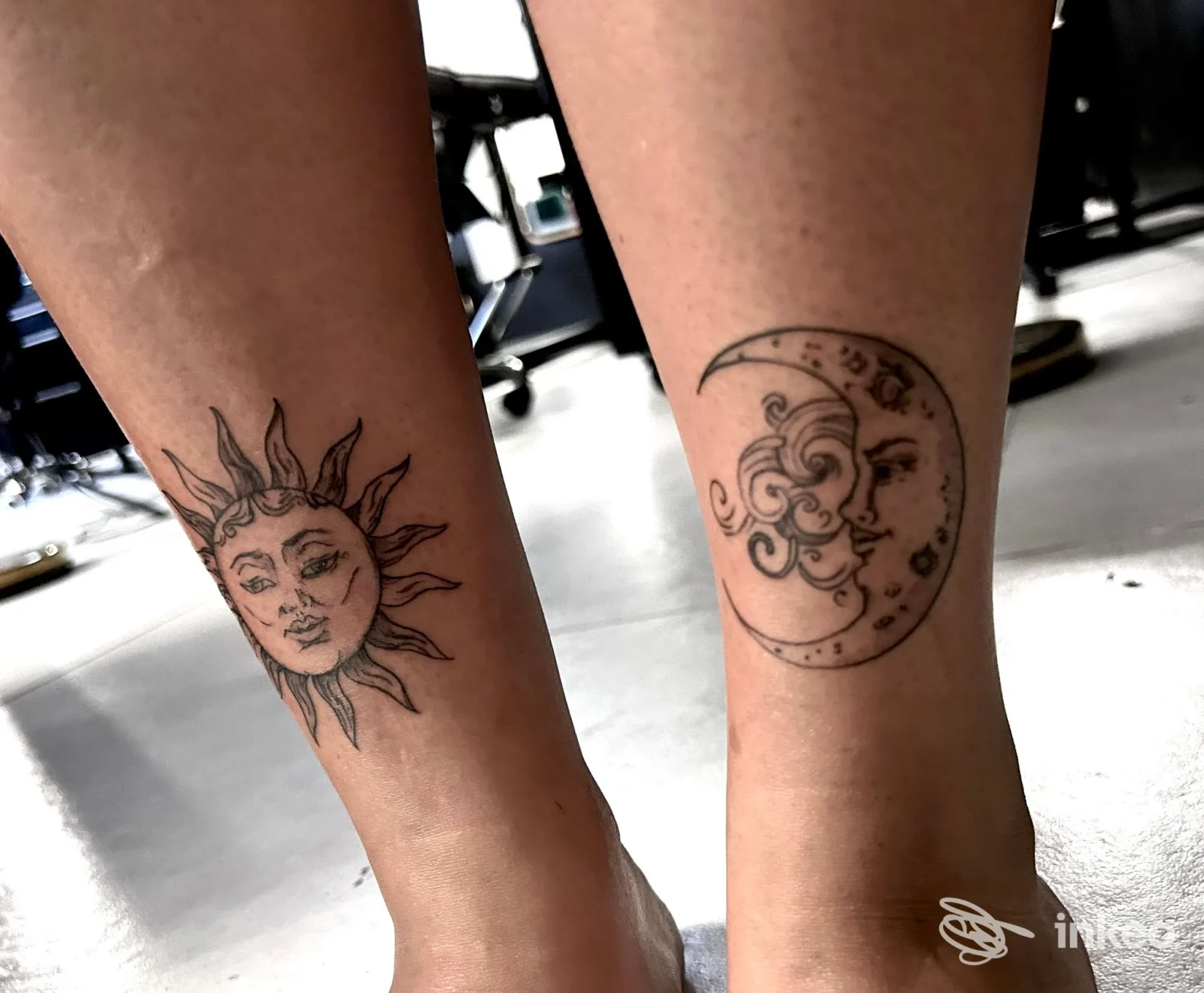 Due tatuaggi sul retro dei polpacci: un sole e una luna stilizzati in nero, foto per Atypical Tattoo, Gallipoli.