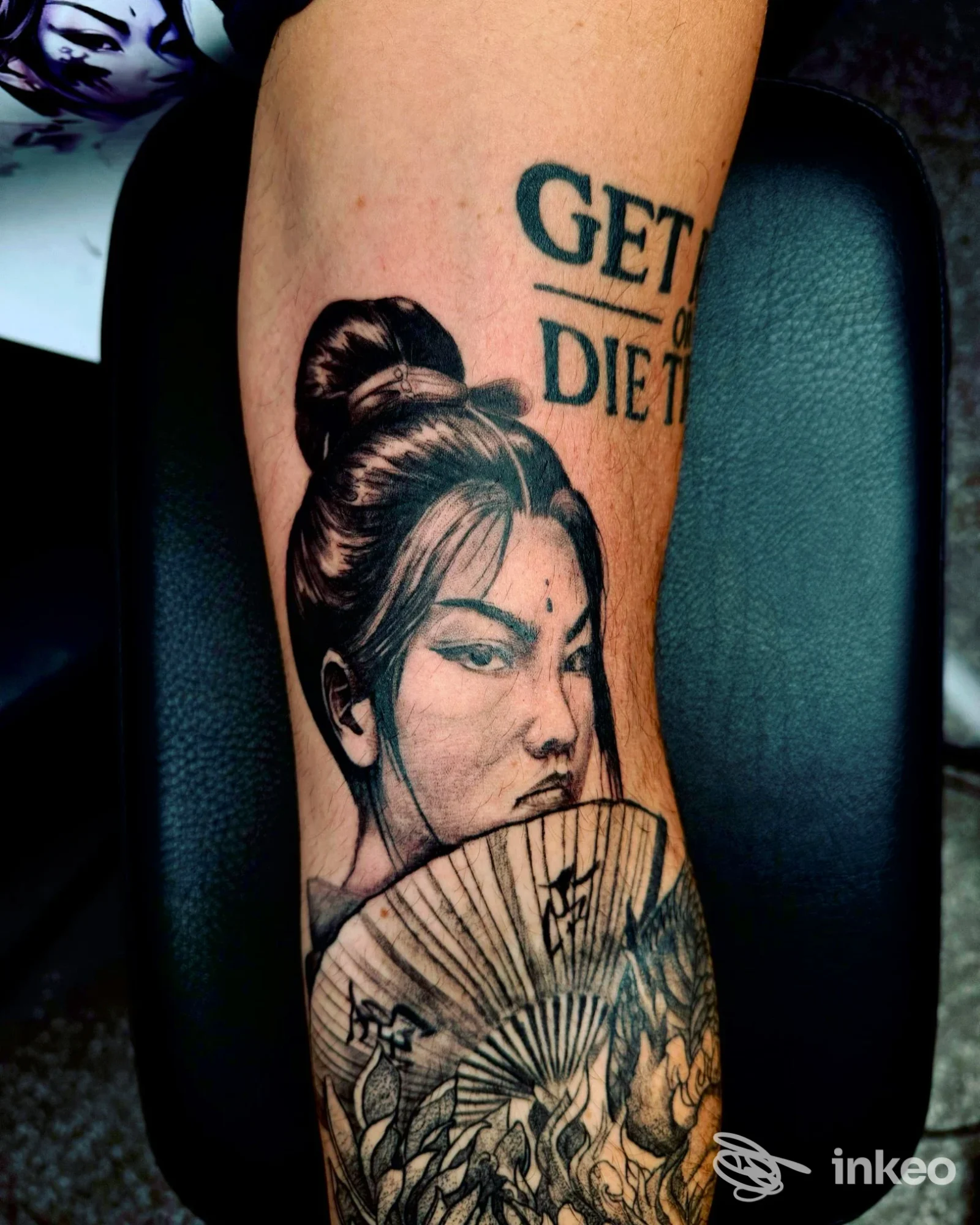 Tatuaggio black & grey su avambraccio con volto femminile e ventaglio, Atypical Tattoo, Gallipoli.
