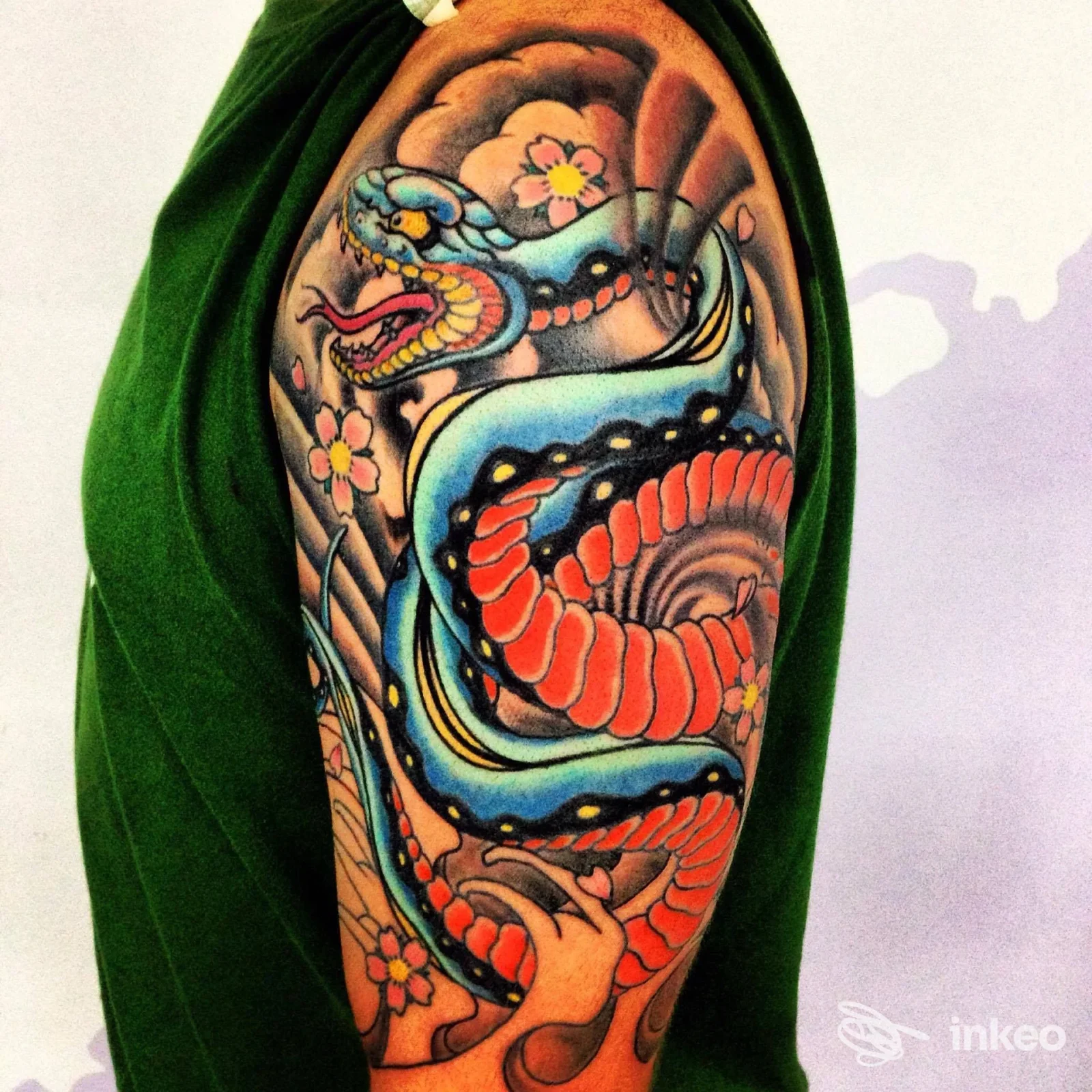 Grande tatuaggio a colori di un serpente sulla spalla e parte superiore del braccio, Pleasure Studio Tattoo Piercing Estetica Trucco Permanente, Bari.