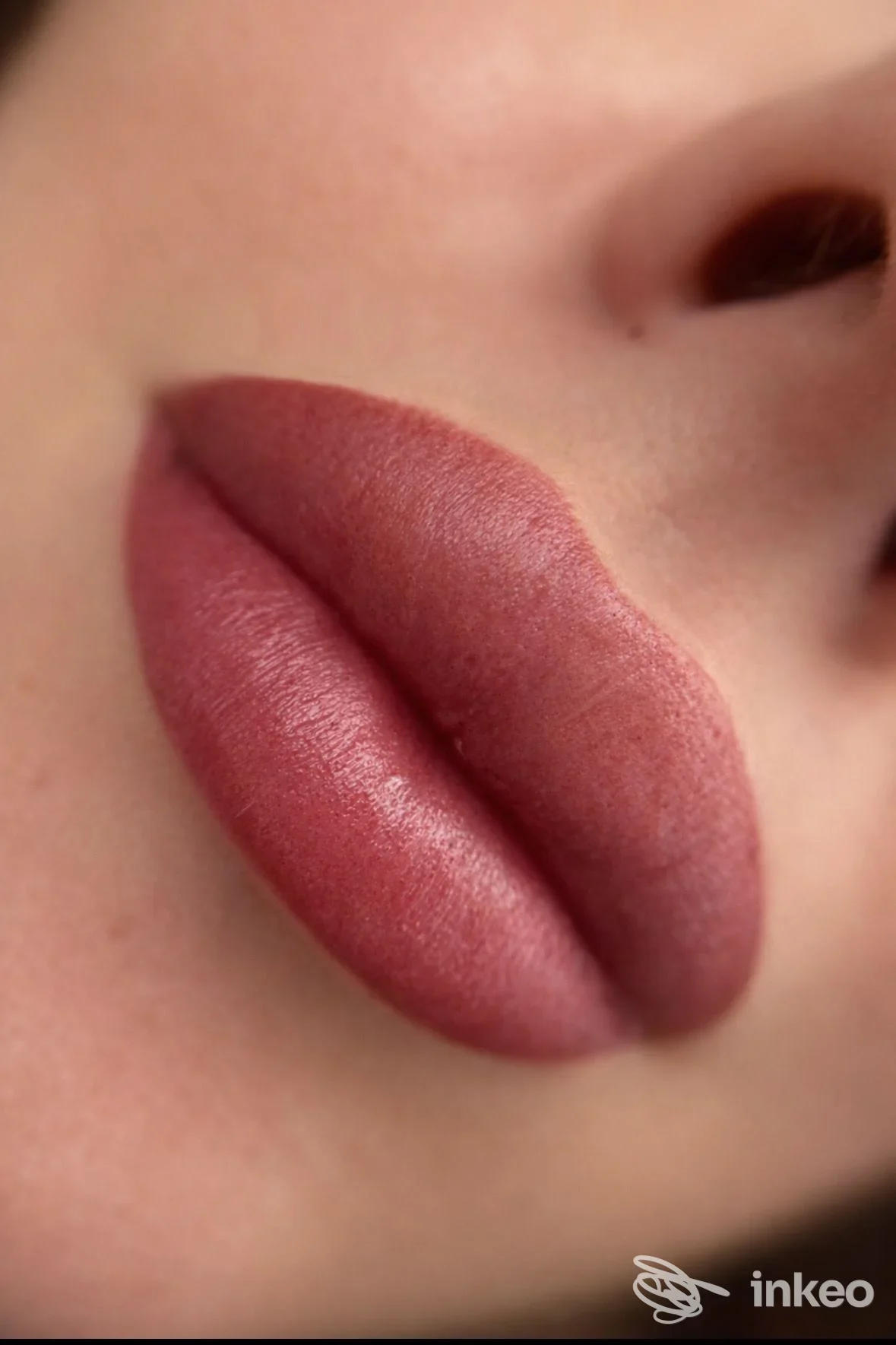 Primo piano delle labbra con dermopigmentazione/lip tint eseguita da SUPERFICIE di Africa Lorena a Brindisi.