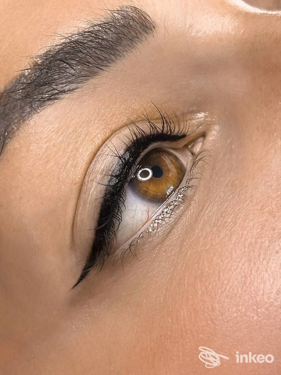 Primo piano di eye-liner permanente eseguito da Trucco permanente e laminazione ciglia e sopracciglia Savona, Savona.