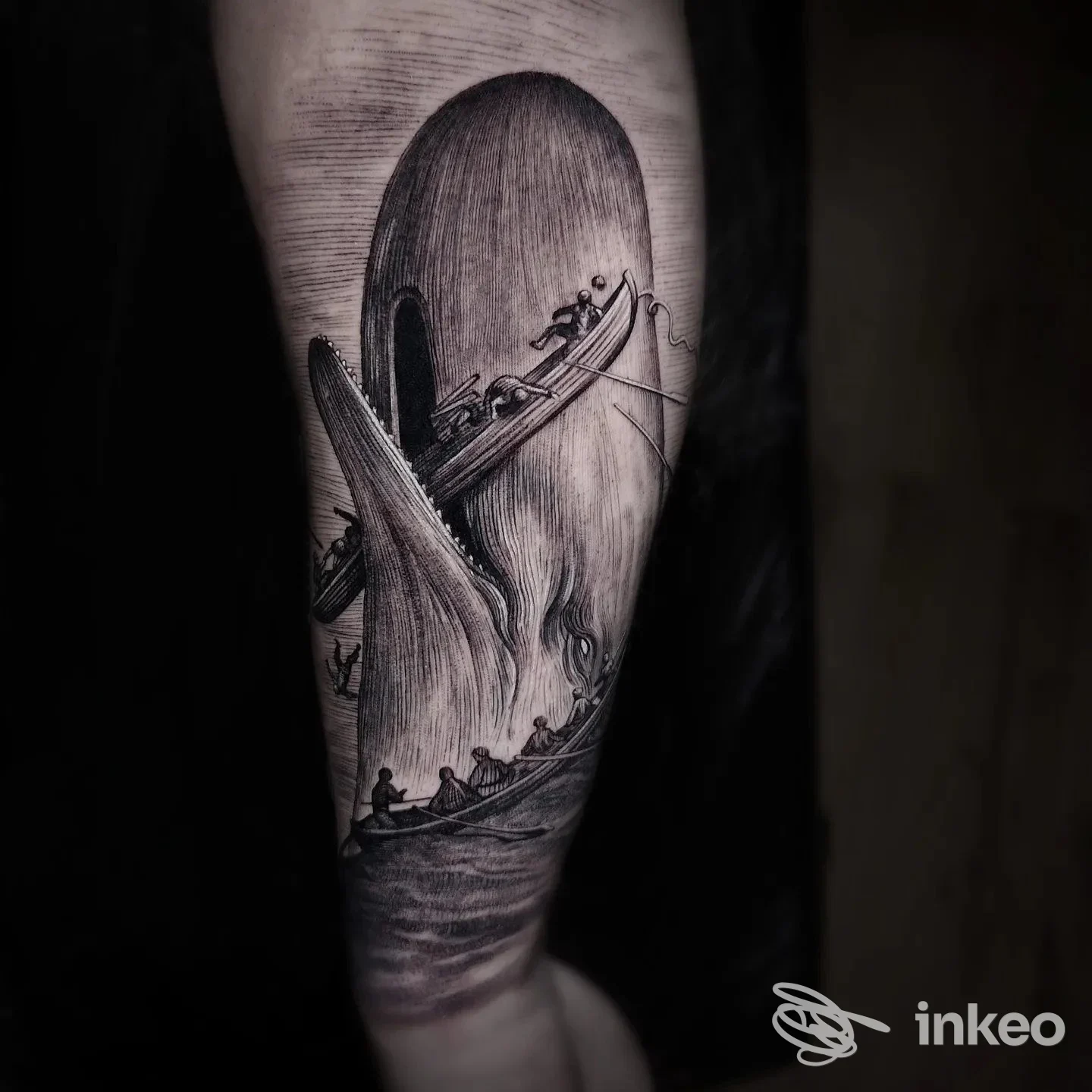 Tatuaggio realistico di balena e barche sull'avambraccio, foto fornita da LUMOS Tattoo Studio, Torino.