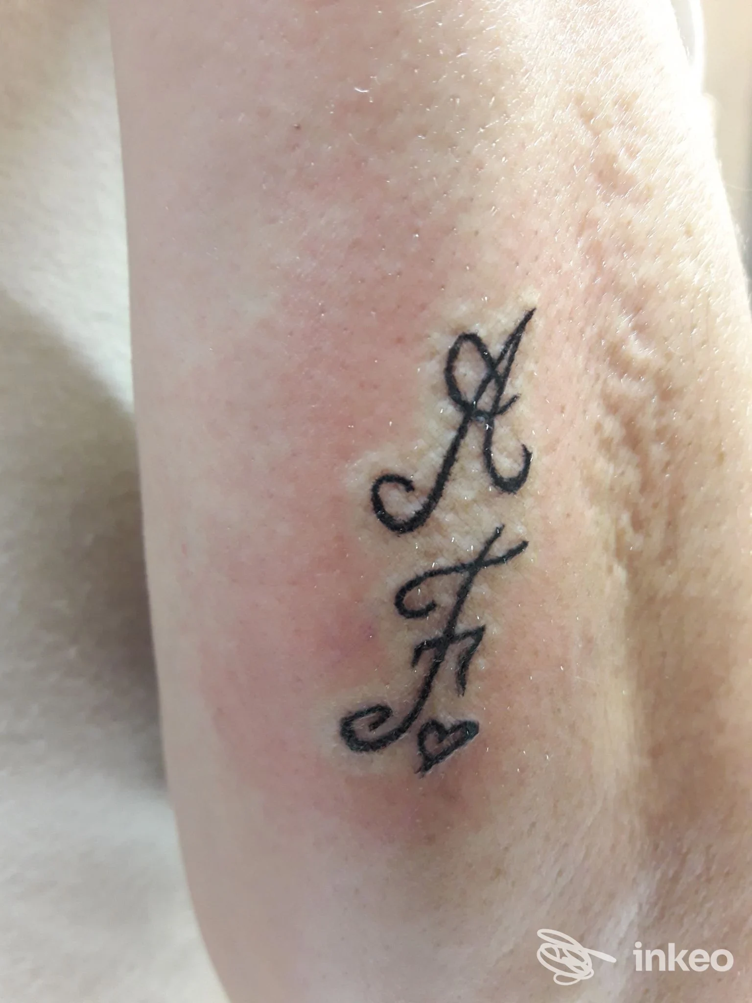 Tatuaggio calligrafico con le lettere 'A' e 'F' e un piccolo cuore sull'avambraccio; immagine fornita dallo studio LD Estetica Permanent Make up, Borgo San Dalmazzo.