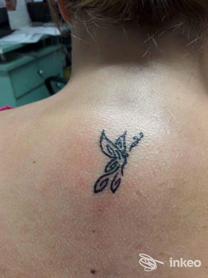 Piccolo tatuaggio nero stilizzato sulla nuca, fotografato in studio LD Estetica Permanent Make up a Borgo San Dalmazzo.