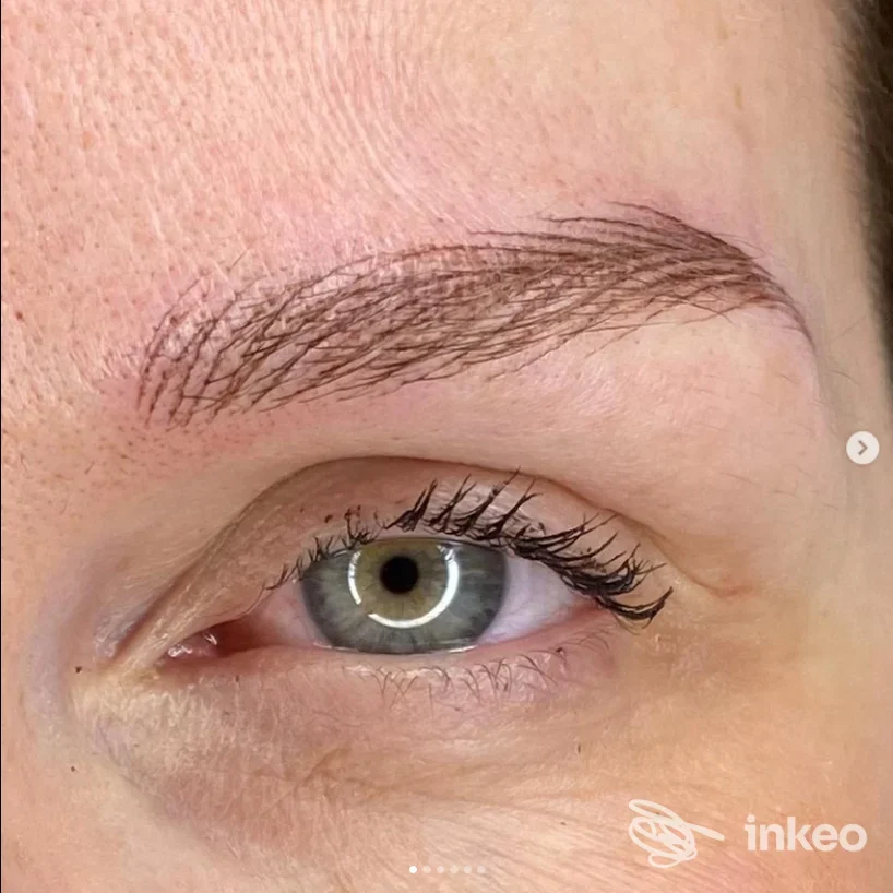 Primo piano di sopracciglio con micropigmentazione a hairstrokes su pelle reale, foto dallo studio Eclat Estetica Specialistica di Francesca Contadini, Jesi.