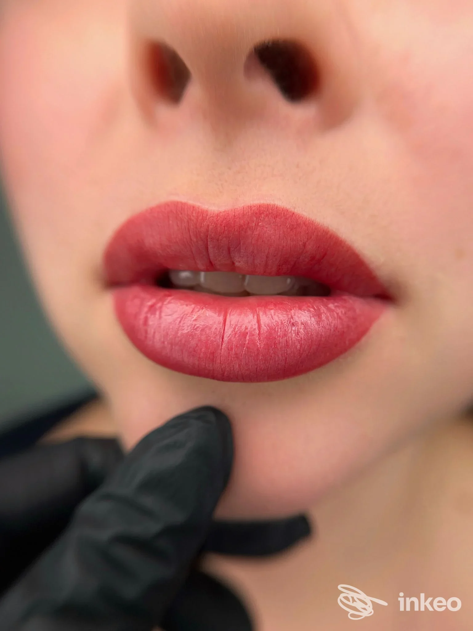 Primo piano di labbra con trucco permanente eseguito da Visart Beauty Studio Estetico, Pesaro.