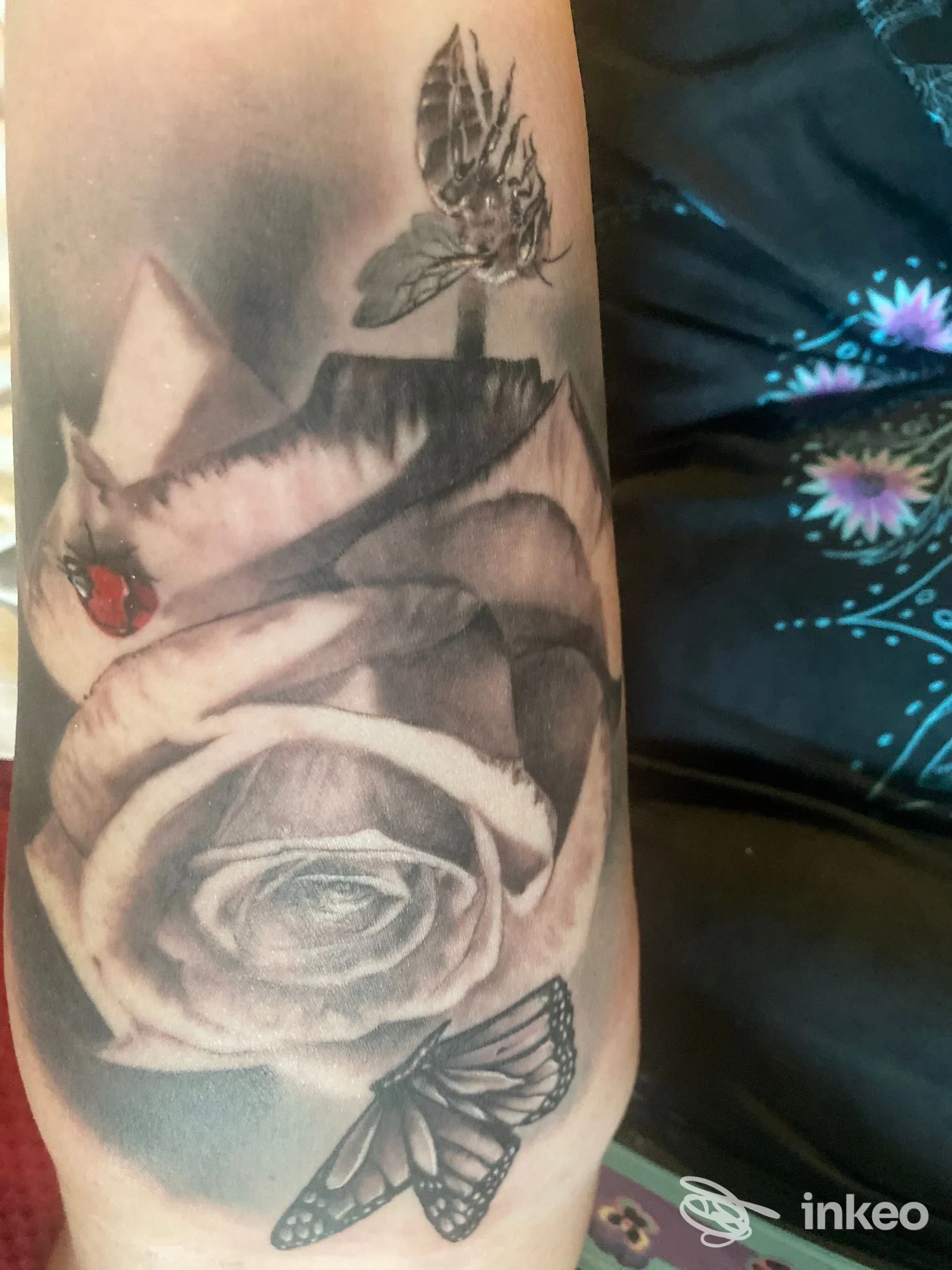 Tatuaggio su avambraccio con rosa in bianco e nero e due farfalle, foto inviata per Richy Creative, Torino.