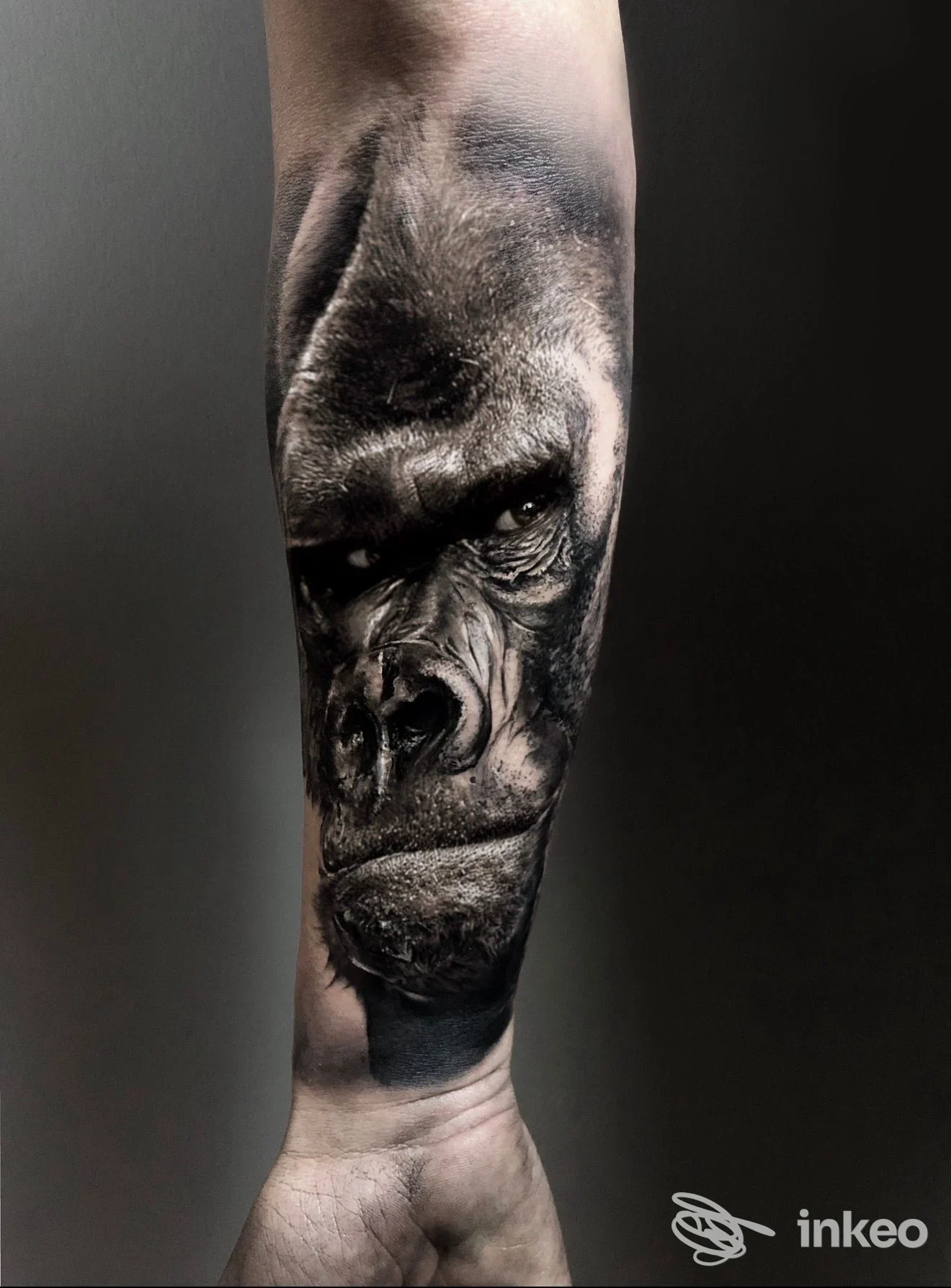 Tatuaggio realistico di un volto di gorilla sull'avambraccio, opera di Richy Creative a Torino, scuro e molto dettagliato.