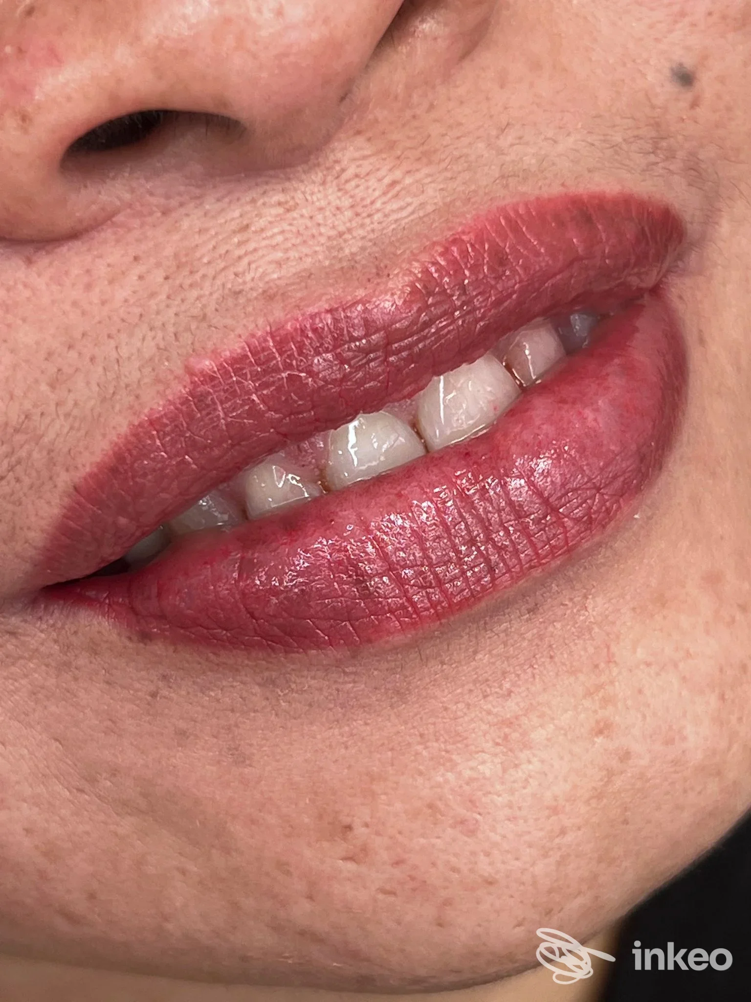 Primo piano delle labbra con dermopigmentazione rosa naturale eseguita da Silvia Trana' Dermopigmentazione a Montelupone.
