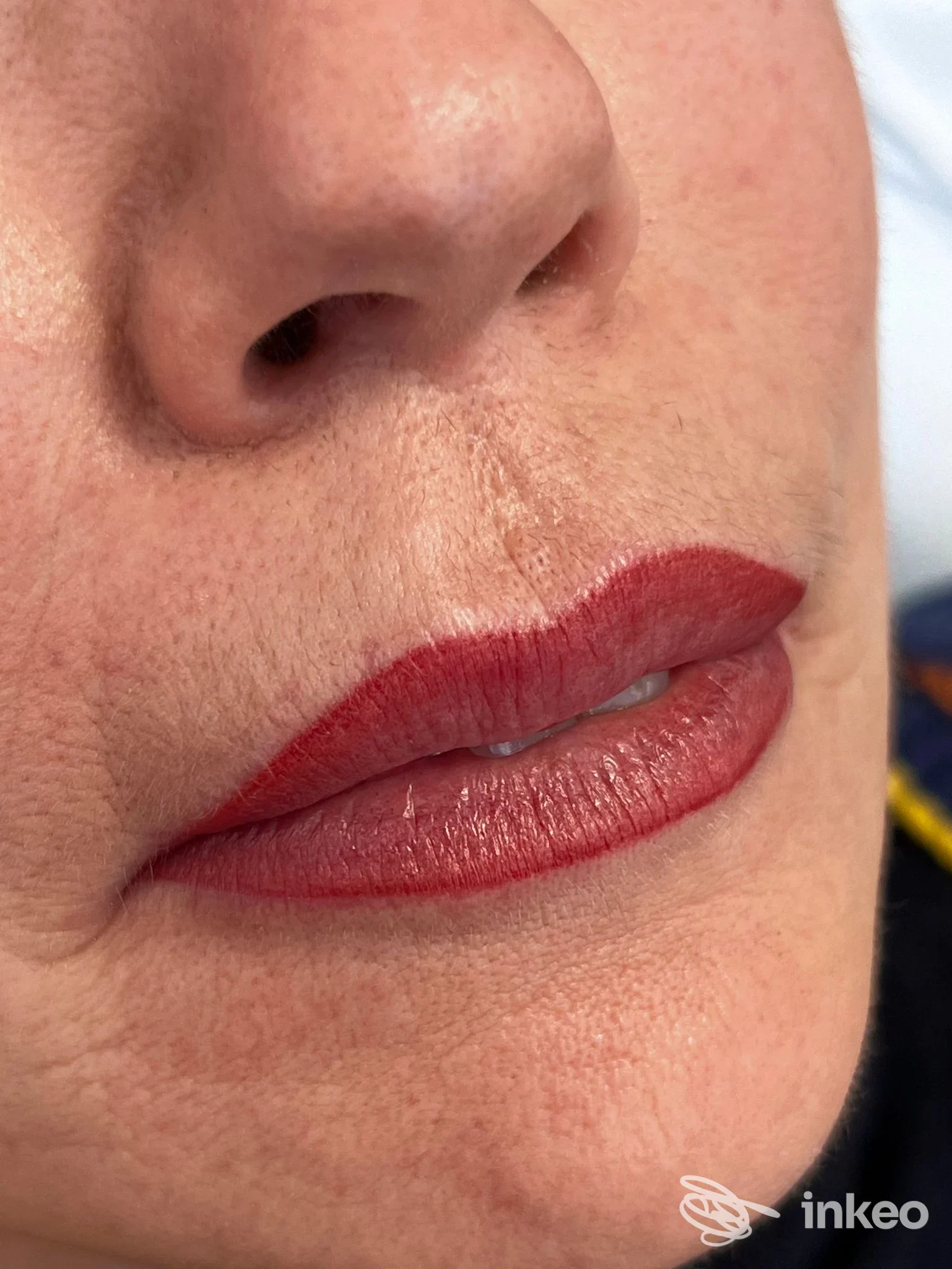 Primo piano delle labbra con dermopigmentazione eseguita da Silvia Trana' a Montelupone: contorno definito e colore rosso.