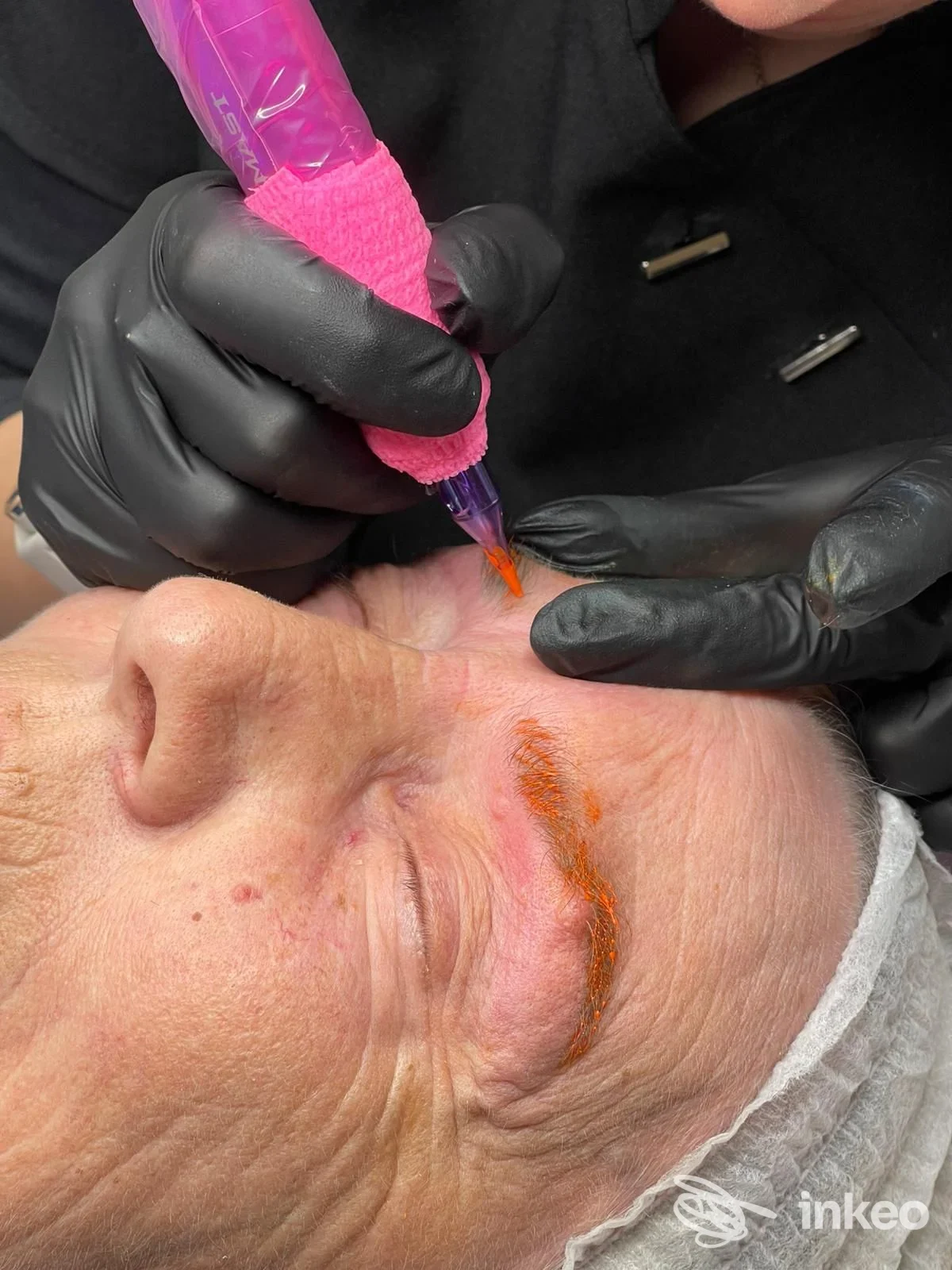 Dermopigmentazione sopracciglio in corso eseguita da Pro Beauty Estetica, Albenga, su cliente distesa.