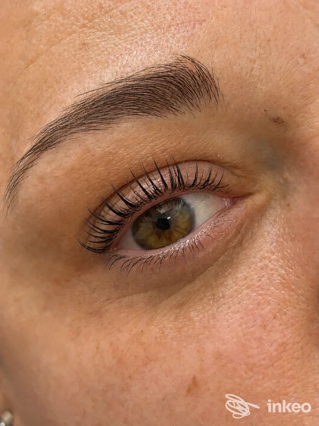 Dettaglio di sopracciglio e ciglia dopo trattamento estetico presso Pro Beauty Estetica di Terranova Maria Francesca, Albenga.