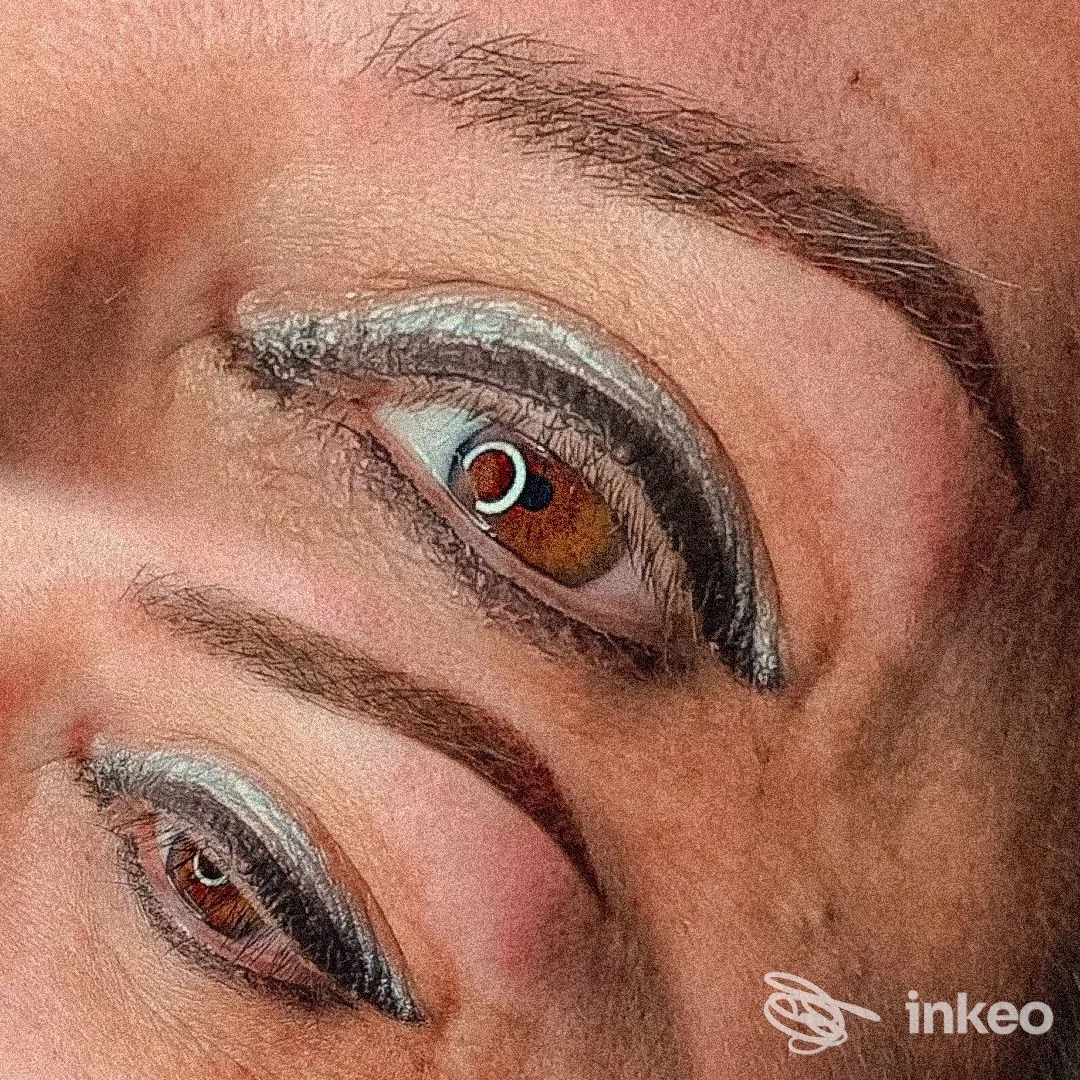 Primo piano di trucco permanente eyeliner sulle palpebre, Pro Beauty Estetica di Terranova Maria Francesca, Albenga.