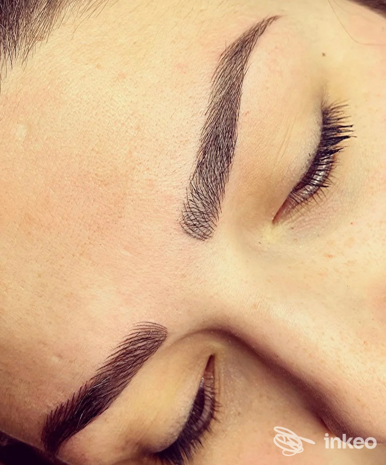 Primo piano di sopracciglia dermopigmentate eseguite da BEAUTY SUITE DI GRACI FEDERICA ad Alessandria.