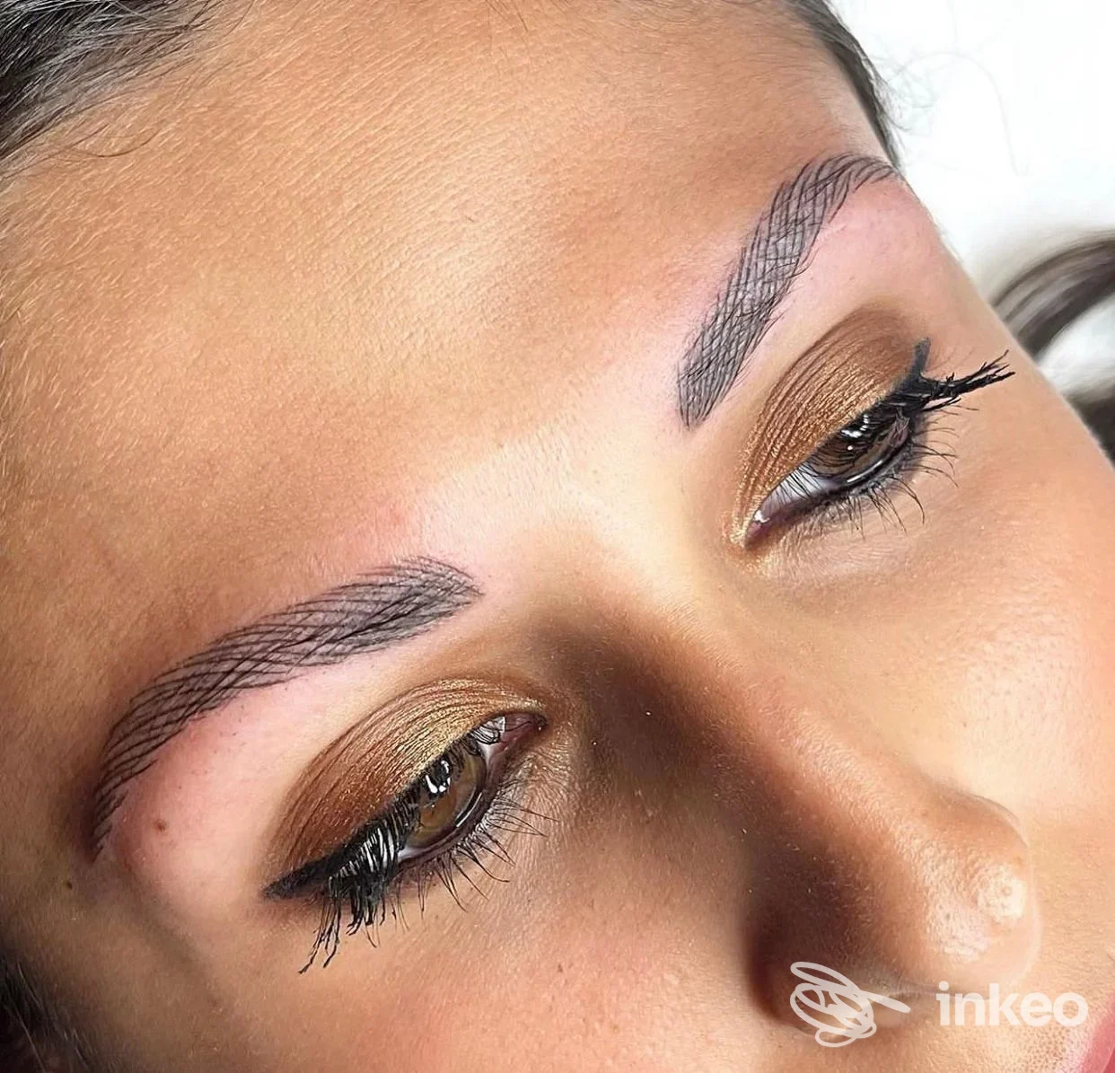Dettaglio di sopracciglia microblading eseguite da BEAUTY SUITE DI GRACI FEDERICA ad Alessandria, viste su una cliente con trucco occhi dorato.